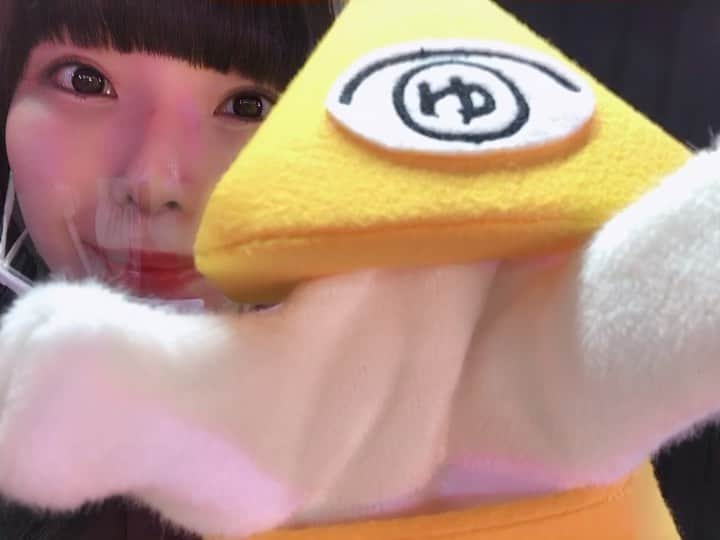 相沢梨紗のインスタグラム：「ムーヤンと△🤍🤍🤍 . めっちゃかわいい‼️声は渋い‼️ギャップ萌え❣️ . . . #月刊ムー #ムーやん #dempagumi #mu #japan #tokyo #idol」