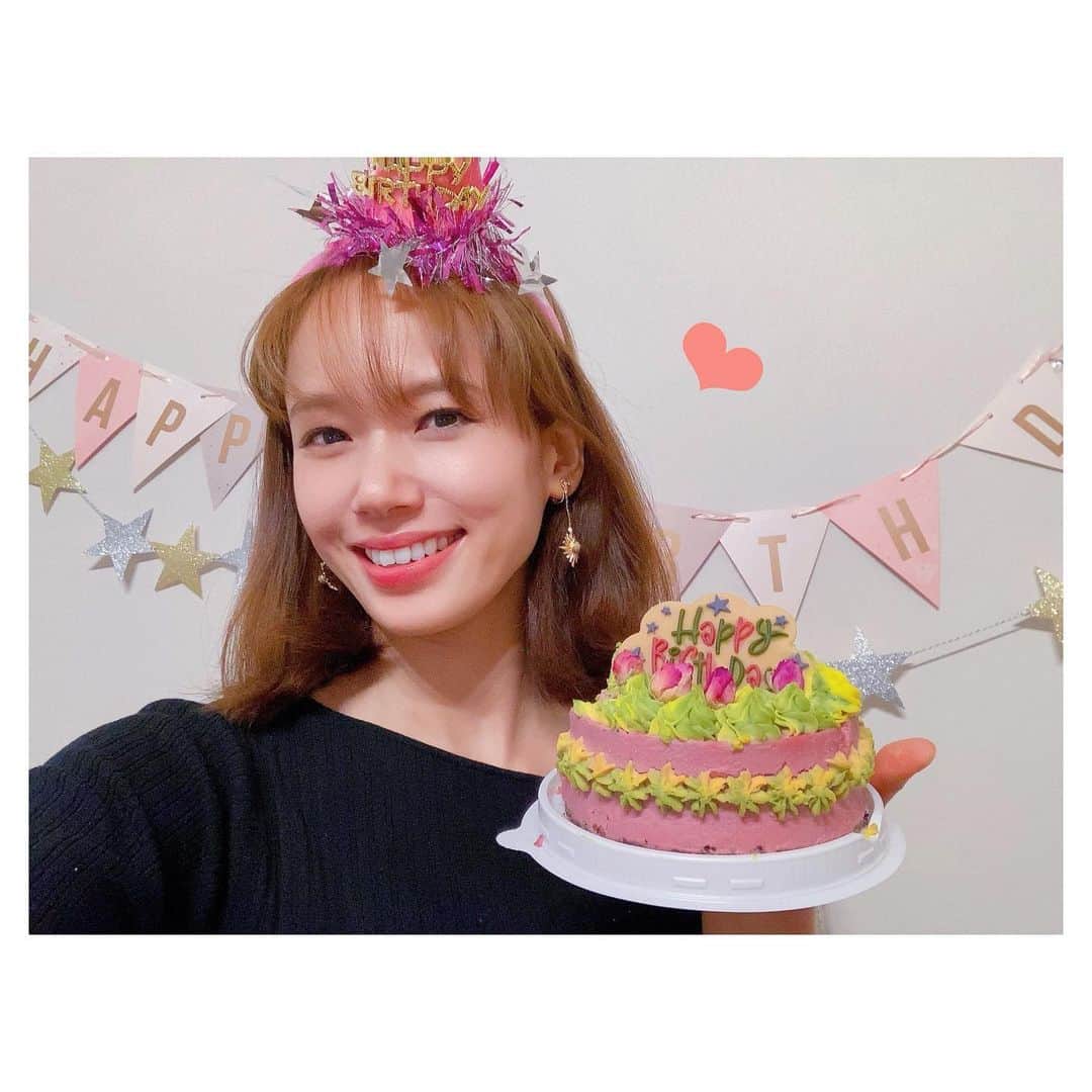 ソニンのインスタグラム：「. Youtube生配信 ソニンの誕生日前夜祭パーティー ご参加頂きありがとうございました❣️❣️❣️ 皆様に頂いたスクショを使わせて頂きました笑(2枚目)  スタートが機材トラブルで遅くなってしまい、またURLも変わっての配信になってしまい申し訳ございませんでした🙇🏻‍♀️💦  アーカイブで残っていますので、是非観れなかった方はご覧くださいね。  ひとまず、 私は、 明日に備えて、 寝ます！ また明日👋  ※あpizzaは「GARB weeks」さんのとこでした。とっても美味しかったので大阪の方はぜひ♡※ Pizza : @garbweeks  Raw cake: @haretoketo  Vegan Deli: @medaka.official  Vegan Muffin:@Muffins_berry_wise Vegan Sushi: @genmaisushi_tec   #ソニン誕生日前夜祭 #YouTubeライブ #YouTube生配信 #3月10日生まれ」