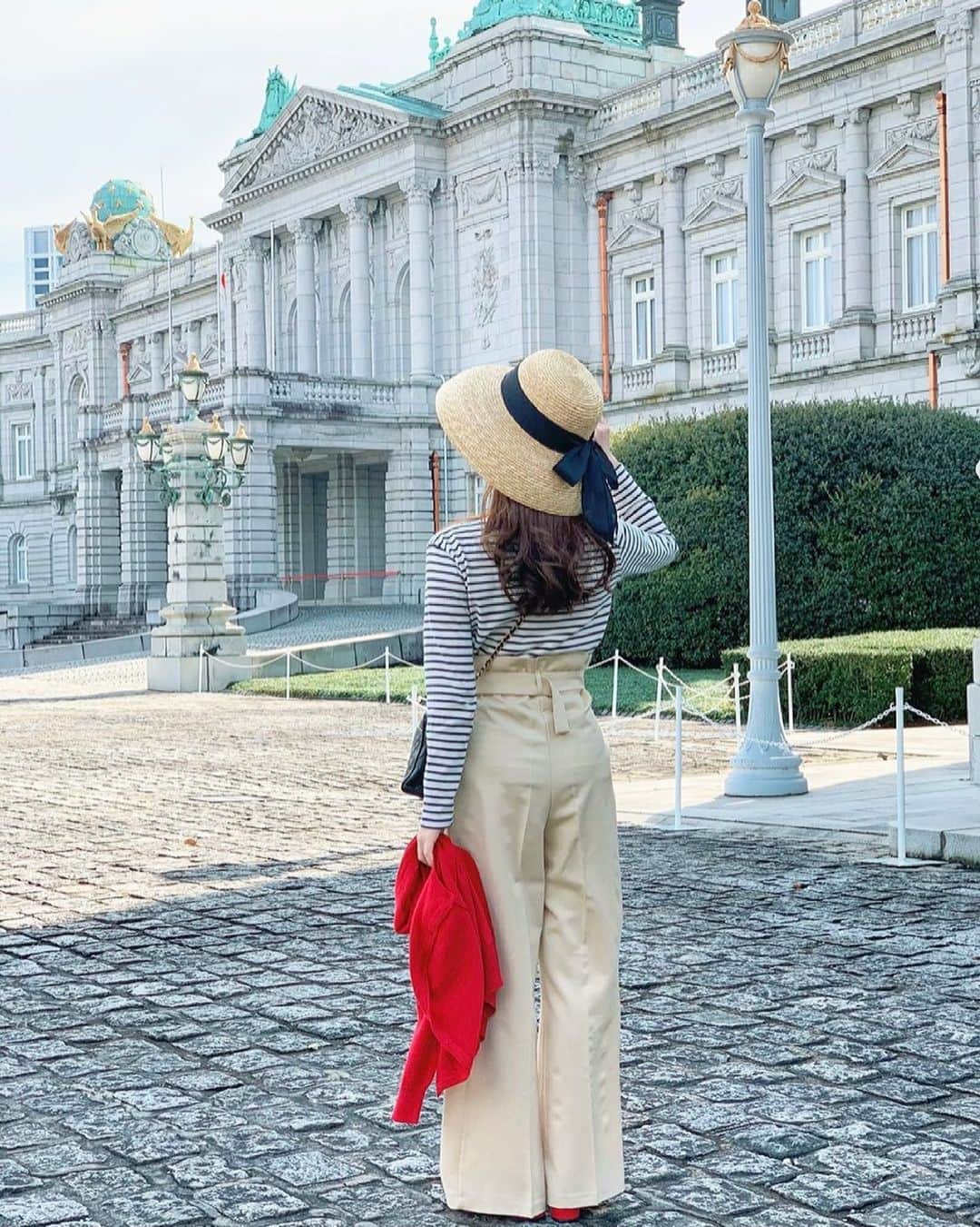 のインスタグラム：「✔︎ 懐かしのpic🇫🇷 ずっと愛用しているオードリーハット やっぱり可愛い🐩🖤 ・ @epineofficial  ・ #迎賓館 #迎賓館赤坂離宮  #赤坂離宮  #ボーダー #chanel」
