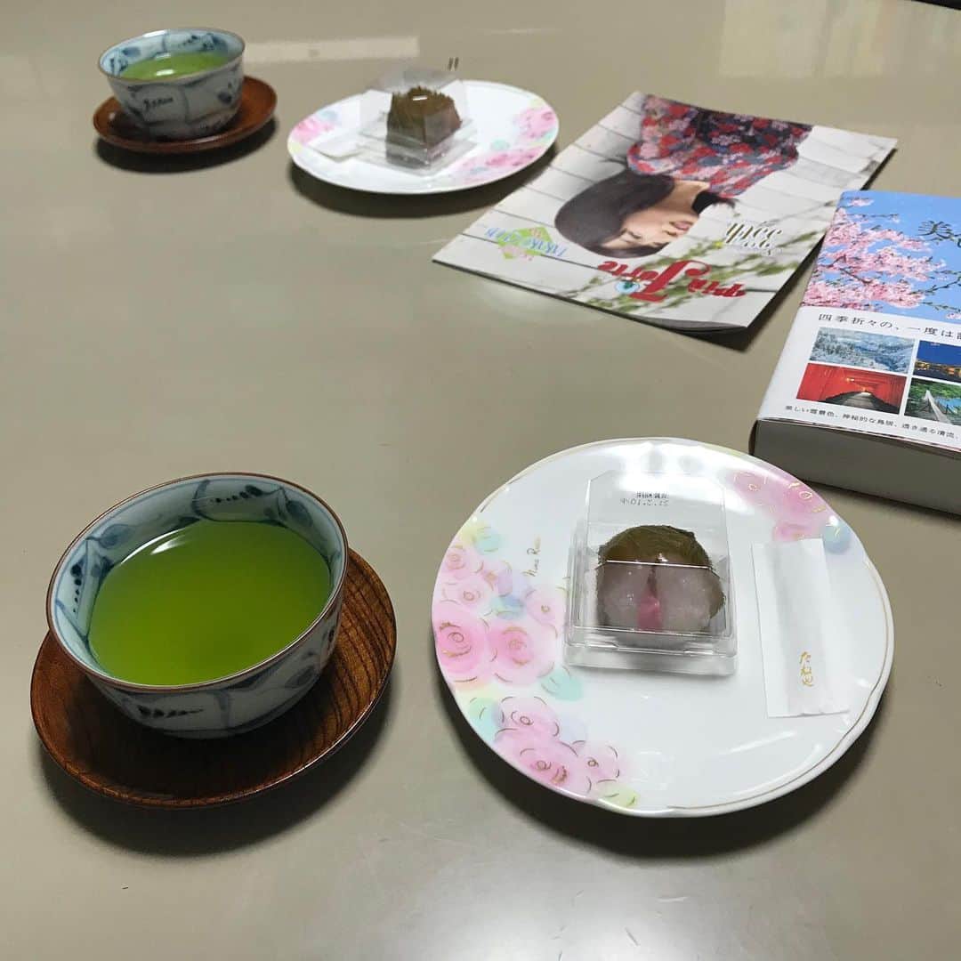 岡村孝子さんのインスタグラム写真 - (岡村孝子Instagram)「今日は会報のインタビューでした。  そして昨日の外来も無事クリア💮  そろそろ体力作りのトレーニングを始めますか・・・🙄 ⁉︎」3月9日 23時26分 - okamuratakako_official