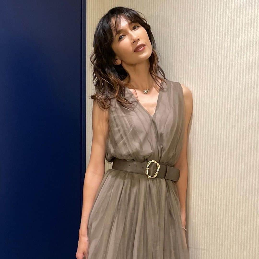 工藤静香さんのインスタグラム写真 - (工藤静香Instagram)「うたコンでご一緒させて頂いた大先輩、千昌夫さん、@sada_masashi さだまさしさんが😊お2人がお写真を撮っていらっしゃる時に前を通りかかり、記念撮影の仲間に入れさせて頂きました🤣さだまさしさんが、 「静香ちゃん！あと15年は目を閉じても突っ走れるから」と。 なんと心強いお言葉😊 そして千昌夫さんからは千さんがしている喉の筋肉を保つ「発声練習」を教わりました😊 石川さゆりさんとも久しぶりにお会いできて、待ち時間色々とお話しをして下さいました。そして @hikawa_kiyoshi_official 氷川きよしさんが、カバーアルバム「青い炎」を予約する！と、おっしゃってくださり😊勿論お渡しさせていただきました🙏 素晴らしい出演者の方々の生歌が聞けて嬉しかったです。 そして、今日のオーケストラの皆様、NHKのスタッフの皆様、ありがとうございました！お疲れ様でした。音も照明も素敵にしていただいてありがとうございました💕  グレードレス　@fabianafilippi  ピンスドレス　@acnestudios  ジュエリー　@bulgari  ヘアメイク　@mikako888  スタイリスト　@ryokkissie」3月9日 23時28分 - kudo_shizuka