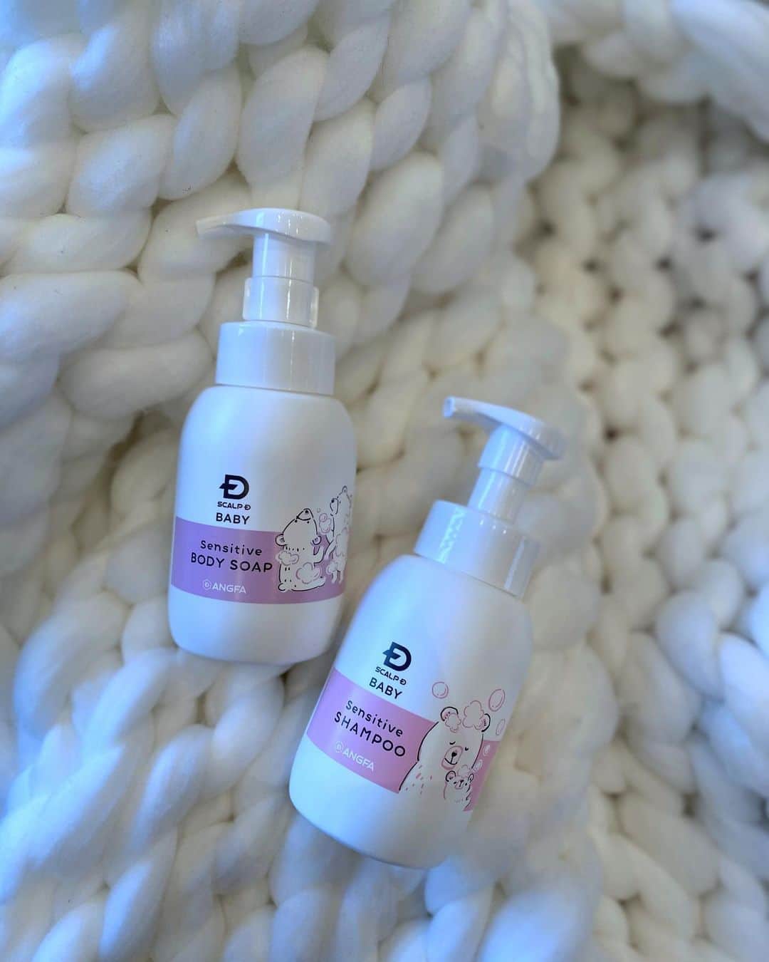 谷口紗耶香のインスタグラム：「大好きで色んな製品使ってる @scalpdbeaute からbabyシャンプーとbodysoap が出た〜🤍🧴 しっかりと洗浄しながら保湿もしてくれるし、泡タイプで洗いやすさも抜群👌🏼 これは良い〜っ✨ ・ #スカルプd#babysoap#スカルプdベビー #スカルプdボーテ #bathtime#shampoo#bodycare」