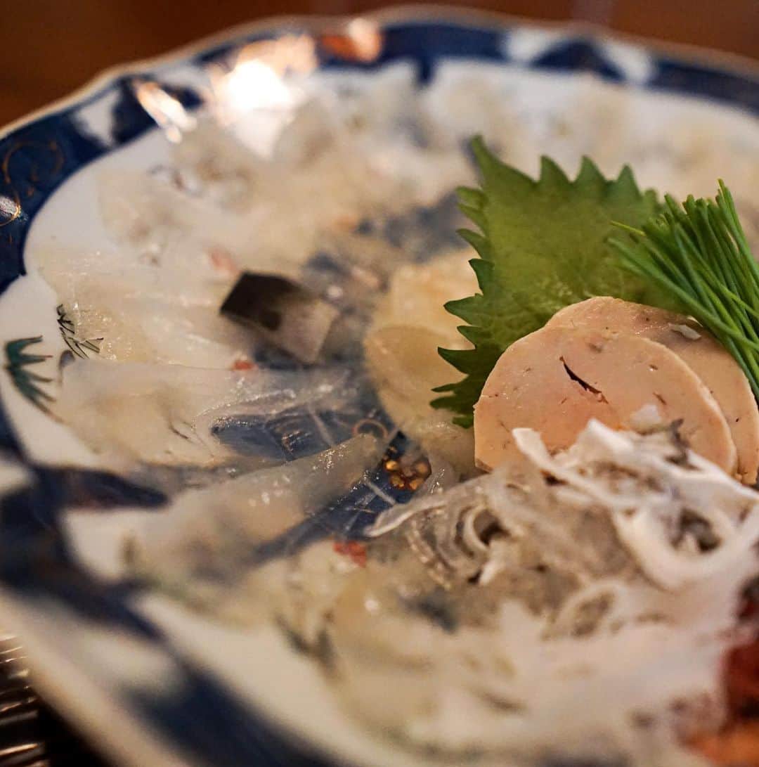 HIROYAさんのインスタグラム写真 - (HIROYAInstagram)「先日プロポーズでご協力いただいたつきじ治作(@tsukijijisaku )さんのご紹介です。  素晴らしい絶景の中、治作名物の水たきをはじめ、とても美味しい日本料理を頂きました。  お取り寄せも行っている水たきは是非一度は食べて頂きたい逸品です。 鶏の旨味がギュッと凝縮されて、優しい奥深い味わいは他では感じられません。 そしてなんと言っても〆の雑炊。 これは一口いただくとつい目を閉じて頷いてしまう味わいです。 いろんな薬味で味変を楽しみながら、この時は4杯もいただいてしまいました。笑  素敵なお料理もさることながら、お出迎えから料理をいただいている時、そして最後まで大変気持ち良いサービスに感動いたしました。  プロポーズがうまく成功したのも皆様のおかげです。 そして一生涯の記憶に残るプロポーズをできたことに大変感謝しています。  これからプロポーズをお考えの男性、是非治作さんにご相談を^_^ そして結婚式やそれに基づくブライダルフェアや和装の試着会なども実施しておりますので是非治作の素晴らしさをご堪能されてはいかがでしょうか。  大切な日に行きたくなるようなそんな場所です。 この度はご協力いただき誠にありがとうございました！」3月10日 0時13分 - hiroya_tryhard
