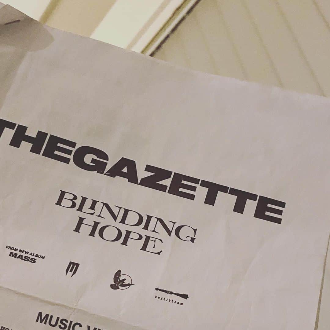 RUKI のインスタグラム：「まず今日の3月10日で結成19周年になりました🙏  皆んなのおかげで僕達はまだ変わらずに音楽を作り、こうしてみんなに想いを伝える事が出来ています。  改めて、いつもありがとう。  前にも話したけど、この一年言葉だけでは伝えきれなかった色んな想いがあり、どうしてもそれを音楽という形で届けたかった。  なのでアルバムが皆んなに届けられるという事は本当に幸せな事です。  まず最初に作った「BLINDING HOPE」という曲は皆んなへの手紙の様な曲にしたいという気持ちで作っていた曲で、MVに出てくる白い鳩という平和の象徴を「希望」という存在に置き換えてひたすらに走り続ける、という極めてシンプルな構成、  だけどひとくちでは語れない。  冒頭のシーンでは、柵を乗り越えてまでその希望に触れようと身を張る場面や、迷いの中それでも暗闇をひたすらに走り続ける主人公は、  まるで自分達を現している様でもあり、時に思いがけない事柄に振り回され、正気でいるのが難しかったこの一年、綺麗な言葉だけでは伝えられない、息が上がるほど、走って走って、それでも追いかけて掴みに行く、そんな美しいだけではない、それでも追いかけたくなるもの  そんな希望だったと僕は思っています。  このMVを楽しみに待っていてくれた人はきっと形は違えど、僕達と同じ暗闇を走りながら、同じ希望を見ようとしてくれていたんじゃないかな。  だから、このアルバムと共に暗闇から抜けて明るい未来に連れていけるようにと願い、自分達を応援してくれる人に向けて書いた曲なので、そんな君が辛くなった時、何度も見返してくれたら幸いです。  そして今回のアルバムタイトルの 「MASS」とは「塊」や「バンドとしての切り方、マスを進んでいく様」という意味合いを込めてつけました。  DOGMAぶりに全曲視聴動画を作りましたが、去年も今年もみんなと当日に会えない状況の中という事もあり、このアルバムでライブをイメージできるものをあげたかった。  皆んなで作った最高の景色を思い出して欲しいという願いも込めて。  そしてそこにはまた必ず連れて行ける場所でもあるという事、この先を約束できる証明にもなると思ったので。  これは淡い希望なんかではなく、僕は近しい未来にきっと叶えられる事であると信じています。  それは日本だけでなくまた世界中へも。  また同じ場所で同じ空気吸って、気持ちを重ねられますように。  このアルバムと5人でまた進みだします。 19年目も着いてきて下さい🕊🕊🕊🕊🕊  よろしくお願いします！🔥🔥🔥  #theGazettE #19thanniversary #thankyou #blindinghope #newalbum #mass #撮影でボロボロになった絵コンテ #捨てられない」