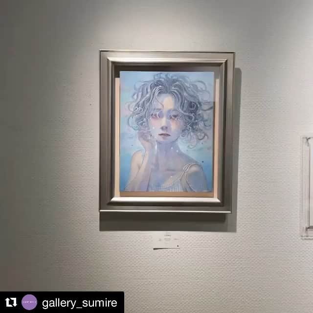 平野実穂のインスタグラム：「現在開催中のグループ展の様子です🥸 動体視力が問われる😂 今日までです❗️  #Repost @gallery_sumire with @get_repost ・・・ グループ展「鼓動〜The beat 〜」 今展では平野実穂さんの作品を7点ご紹介しています。 国内でまとまった点数をご覧いただける貴重な機会です。 実作品から溢れる神秘的な世界をご堪能いただけましたら幸いです✨ ▶︎開催中〜10日(水)迄🐠🐟 . ＜出品アーティスト＞ 黒木 美都子 @mitsuko.kuroki  平野 実穂 @mihohiranoart  平林 孝央 @hirabayashitakahiro  丸山 純奈 @junna_maruyama  吉田 然奈 @sanayoshida (50音順）  ♦︎会期: 3/4(木)〜10(水) ♦︎10:30~20:30 ※最終日は18時閉場 ♦︎Artglorieux Gallery of Tokyo アールグロリュー(GINZA SIX 5F) @artglorieux  . . #art #artwork  #oilpainting  #figurativeart #japaneseartist  #mihohirano  #groupshow  #oiloncanvas  #galley_sumire #floating #ginzasix  #artglorieux #すみれ画廊」