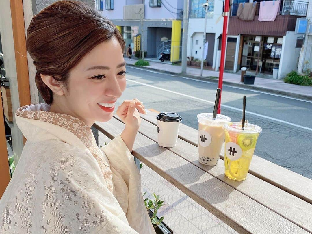 谷澤杏奈さんのインスタグラム写真 - (谷澤杏奈Instagram)「🍵  【湯河原オススメカフェ】  #サ行   サ行は、日本茶だけでなく、中国茶、英国紅茶など、 お茶の国境やジャンル、作法を超えてボーダレスに お茶の愉しみを提案するのがテーマのティースタンド。 一杯ずつ手淹れでいれたシングルオリジンの緑茶や烏龍茶、 黒茶、白茶、紅茶など、本格茶をテイクアウトできるお店です🫖  2018年9月にオープンしたばかりの新しいお店で 私もまだ行ったことがなかったのでお邪魔してきました😌💓  今風なお洒落な外観と店内。 テイクアウトのみですがお店のテラスは自由に使うことができ そこでゆっくりお茶を楽しむことができました🙇🏽‍♀️  暖かくなってきたので、これからの時期はおいしいお茶を いただきながら外を眺めるのはいいですね🌸  今回は、  トロピカル烏龍🥝¥640 タピオカジャスミンミルクティー🧋¥540 ほうじ茶豆乳ラテ🫖¥540  阿里山金萱茶🍵¥280 を注文しました！  トロピカル烏龍は、とにかく見た目が可愛くて映えです🍋🍎  しかも、見た目に負けないくらいお茶の味が美味しくて フルーツの甘酸っぱさとお茶の苦味が絶妙にマッチしている感じで 本当に美味しかったなぁー🥺  とにかく一度飲んでほしい！笑  次男のヒロは、タピオカジャスミンミルクティーが 気に入ったみたいで、ずっと離さず飲んでいましたよ😂笑  他の2つもお茶専門店なだけあって お茶が美味しいので一気飲みしてしまいました🌈  ちなみに、ホットの阿里山金萱茶は淹れている所を動画に 撮ったので次の投稿もお楽しみに😏  ⬇️Shop情報✍🏽  〒259-0303 神奈川県足柄下郡 湯河原町土肥1-16-6-1a  🚉JR湯河原駅より徒歩4分  📞080-4919-3829  11:00-17:00（TUE-SAT）/ 10:00-16:00（SUN）  CLOSE（MON）  こんなに素敵なお店が湯河原にあるなんて知らなかったので まだまだ私の知らないお店がいっぱいありそう！！  これからもどんどん自分の足で湯河原散策して 紹介していきますのでお楽しみに💕  #湯河原 #湯河原カフェ  #湯河原オススメ #若女将 #若女将散歩 #魚判 #湯河原散策 #サ行 #カフェ #グルメ #トロピカル烏龍 #中国茶 #阿里山金萱茶 #テラス #着物 #着物で散歩 #着物でお出かけ」3月10日 0時09分 - anna.uohan