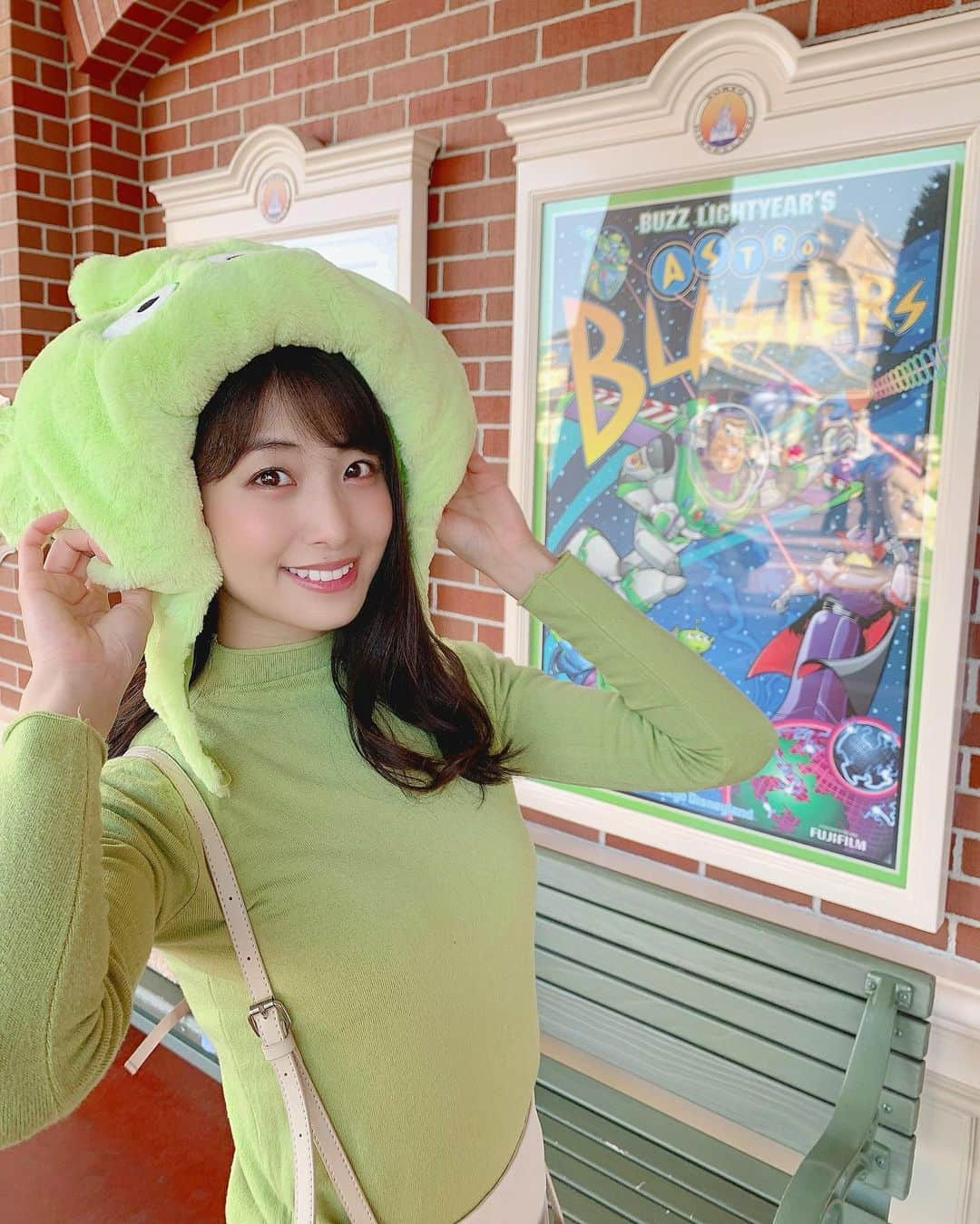 関根ささらさんのインスタグラム写真 - (関根ささらInstagram)「リトルグリーメン💚 . . 今年の冬はファンキャップいっぱいかぶってた♡ベイマックスのファンキャップも暑くなる前にいっぱい被りたいなぁ〜〜☺️💗(なおパークに行く予定は今のところありません……😭😭😭チケット取れない😭😭😭) . . 実はこの写真撮ったの12月上旬……⛄️めちゃくちゃ時差投稿になってしまった、、😭😭🙏💚けど春が近づいたことで逆に載せやすくなりました☺️🌸💚笑 . . #disneybound #disneyoutfit #disneyfashion #outfit #outfits #outfitoftheday #ootd #fashion #春コーデ #春服 #ディズニーコーデ #ディズニーバウンド #東京ディズニーリゾート #東京ディズニーランド #tdl #tdr #tokyodisneyland #tokyodisneyresort #tokyodisney #リトルグリーメン #littlegreenmen #toystory #トイストーリー #バズライトイヤーのアストロブラスター #バズライトイヤー」3月9日 15時21分 - sasarasekine