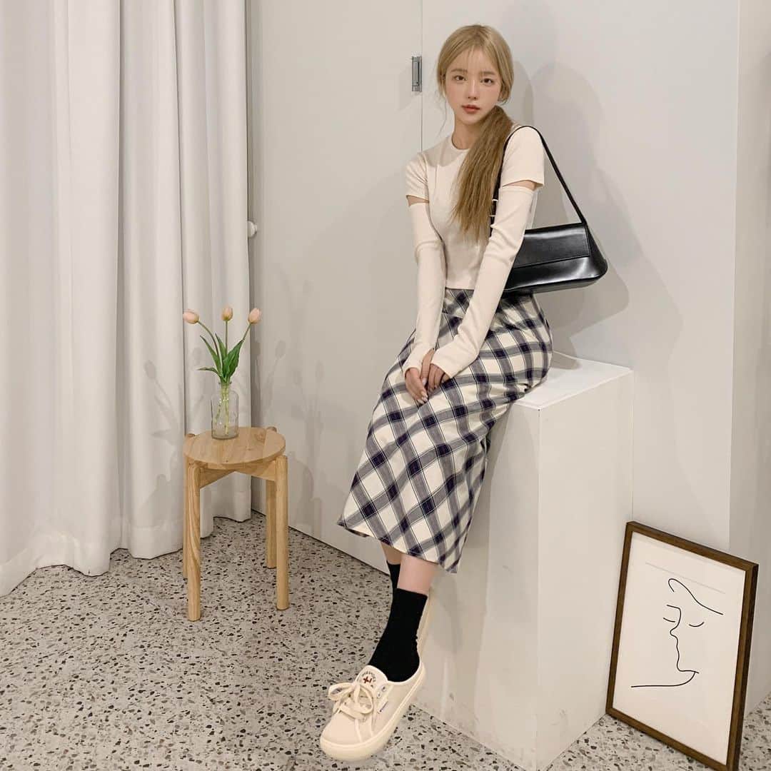 ユン・アラのインスタグラム：「#광고  가벼운 운동화가 필요했는데 ✨ 푹신하고 편안한 착화감까지...❣️  #오찌 #오찌필그림」