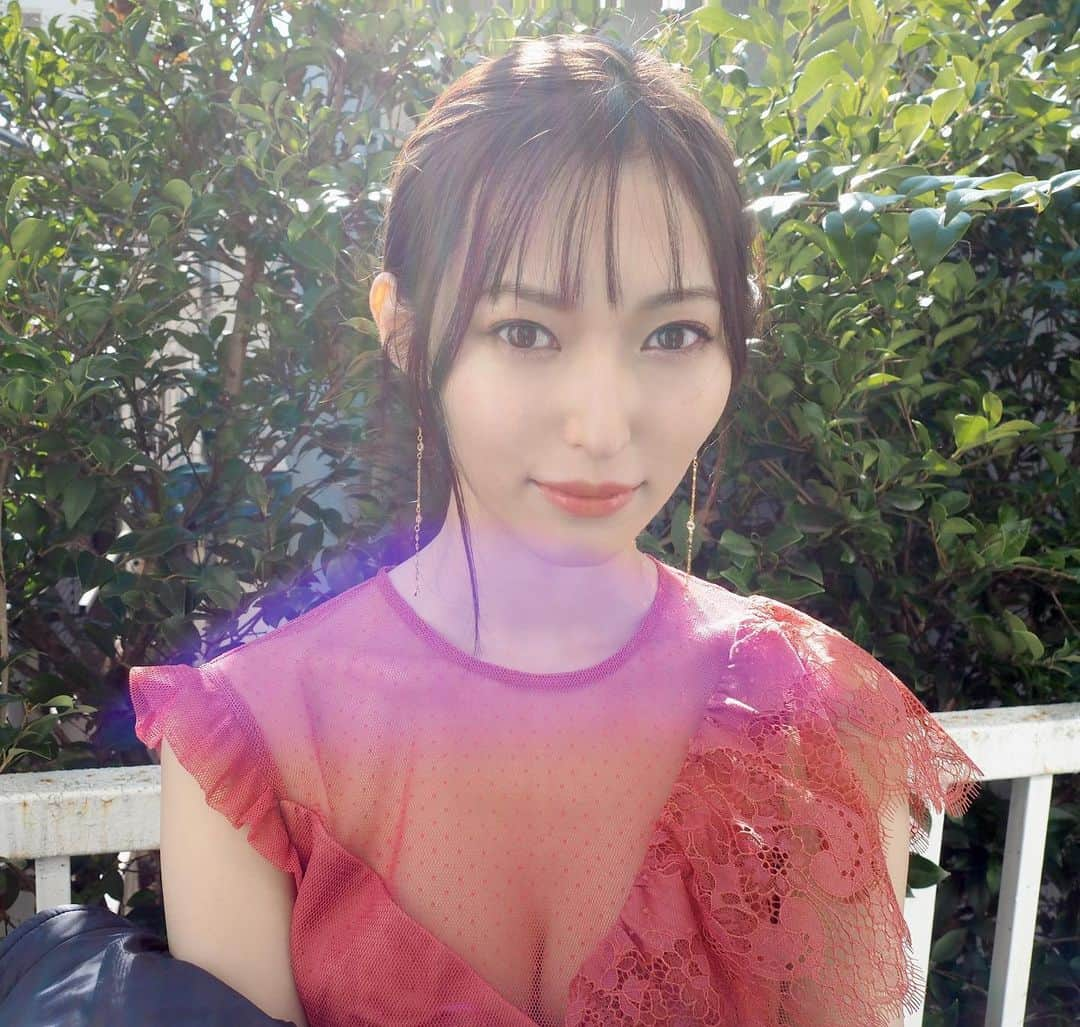 山口真帆さんのインスタグラム写真 - (山口真帆Instagram)「メイクと衣装がマッチしてて大変可愛いカレンダーになっております🍑 涼しげな顔してますが1月撮影なので寒かった〜☃️  #2021カレンダーオフショット」3月9日 15時17分 - yamaguchimaho_official