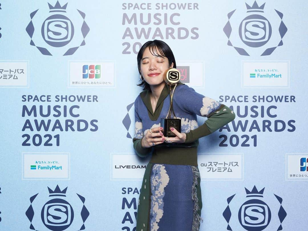 SPACE SHOWER TVさんのインスタグラム写真 - (SPACE SHOWER TVInstagram)「【🏆WINNER】 ﻿ 最も活躍したソロアーティストに授与される賞「BEST SOLO ARTIST」を受賞したのは、あいみょん！ ﻿ ﻿ 30万枚を超えるアルバムのヒットを記録し、世代や性別を問わず愛される普遍的な歌を描き続ける彼女に、この賞を授与します。 ﻿ ﻿ ﻿ #あいみょん ﻿ #スペシャアワード﻿ #スペシャ」3月9日 15時18分 - spaceshower