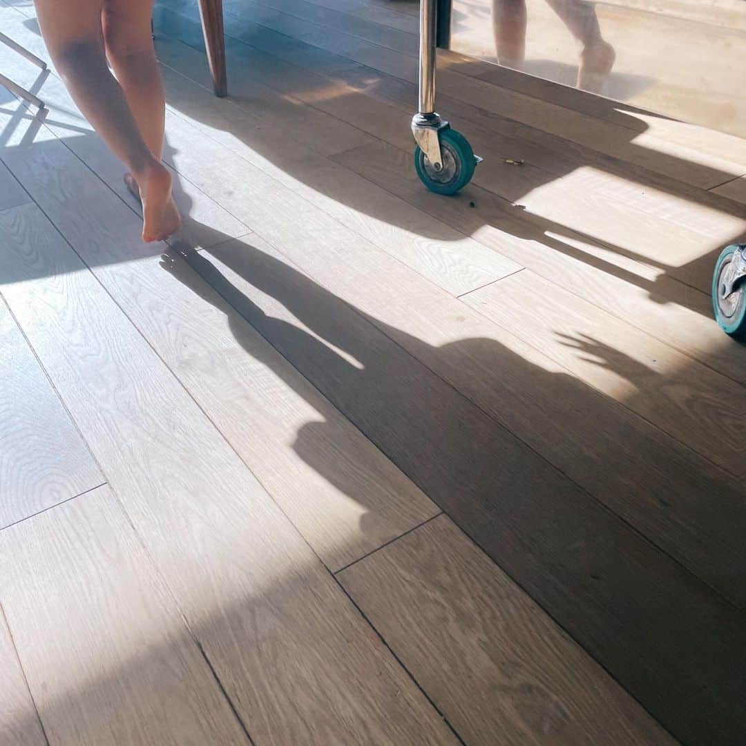 のインスタグラム：「息子が最近写真を撮るのが好きになってきた。子どもの撮る写真、自分じゃ絶対に撮れない写真になるのが、なんか良い  息子、赤ちゃんじゃなくなってきて、どんどん面白い  今、イヤイヤ期真っ盛りなのだけど、英語を習ってるため、嫌!が、NO!になってるのとか、おむつを自分で脱いで自分で替えてる時とか、ひとりで遊んでると思いきやこちらの反応をめっちゃちらちら確認してきてるのとか、お姉ちゃんの忘れ物を届けてと言って幼稚園の門から見てたらしっかり教室前まで行って渡してお姉ちゃんにハグと😘をされて戻ってきたりとか、やっと自分の名前を言えるようになったのとか、親にしかわからないであろう愛おしい瞬間が日々に溢れていて、存在に救われている  赤ちゃん時代って本当に一瞬だったな、大変だったけど一瞬で過ぎ去った。あの時期をまた味わいたくて何人も子どもを産みたくなっちゃうな  今、車で昼寝させてたのだけど、起きて私の上に乗ってきたので、私も椅子を倒して一緒に昼寝しようかとしている　やらなきゃいけない事たくさんあるけど、今の今は幸せに浸らせておくれぇ〜〜」
