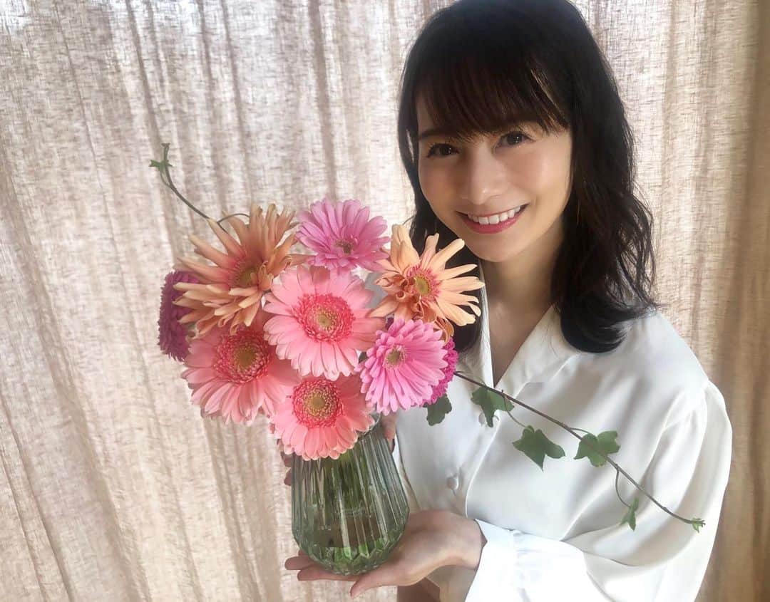 高見侑里さんのインスタグラム写真 - (高見侑里Instagram)「◡̈♥︎﻿ 花キューピットさんとセント・フォースのタイアップ企画「おはなじかん」に私も参加させていただきました☺️﻿ ﻿ 今回のテーマは「３月の誕生花のピンクガーベラを花瓶に飾ってみよう」です💐﻿ ﻿ ガーベラの花言葉や生けるときのポイントなどもお話しさせていただいています！﻿ ﻿ また本日3/9の誕生花、プリムラ・ポリアンサの紹介VTRのナレーションも担当させていただいておりますので、ぜひ併せてチェックしてみてください♡﻿ ﻿ #花キューピット﻿ #セントフォース﻿ #おはなじかん #ピンクガーベラ」3月9日 15時52分 - yuri_takami_official