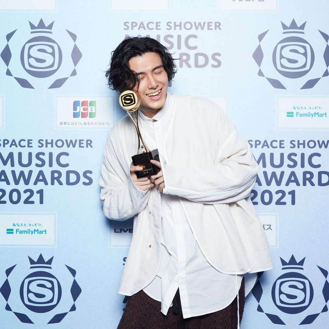 藤井風さんのインスタグラム写真 - (藤井風Instagram)「at SPACE SHOWER MUSIC AWARDS 2021. we got  BEST BREAKTHROUGH ARTIST & BEST CONCEPTUAL VIDEO with 青春病(Seishun Sick). God bless.」3月9日 15時52分 - fujiikaze