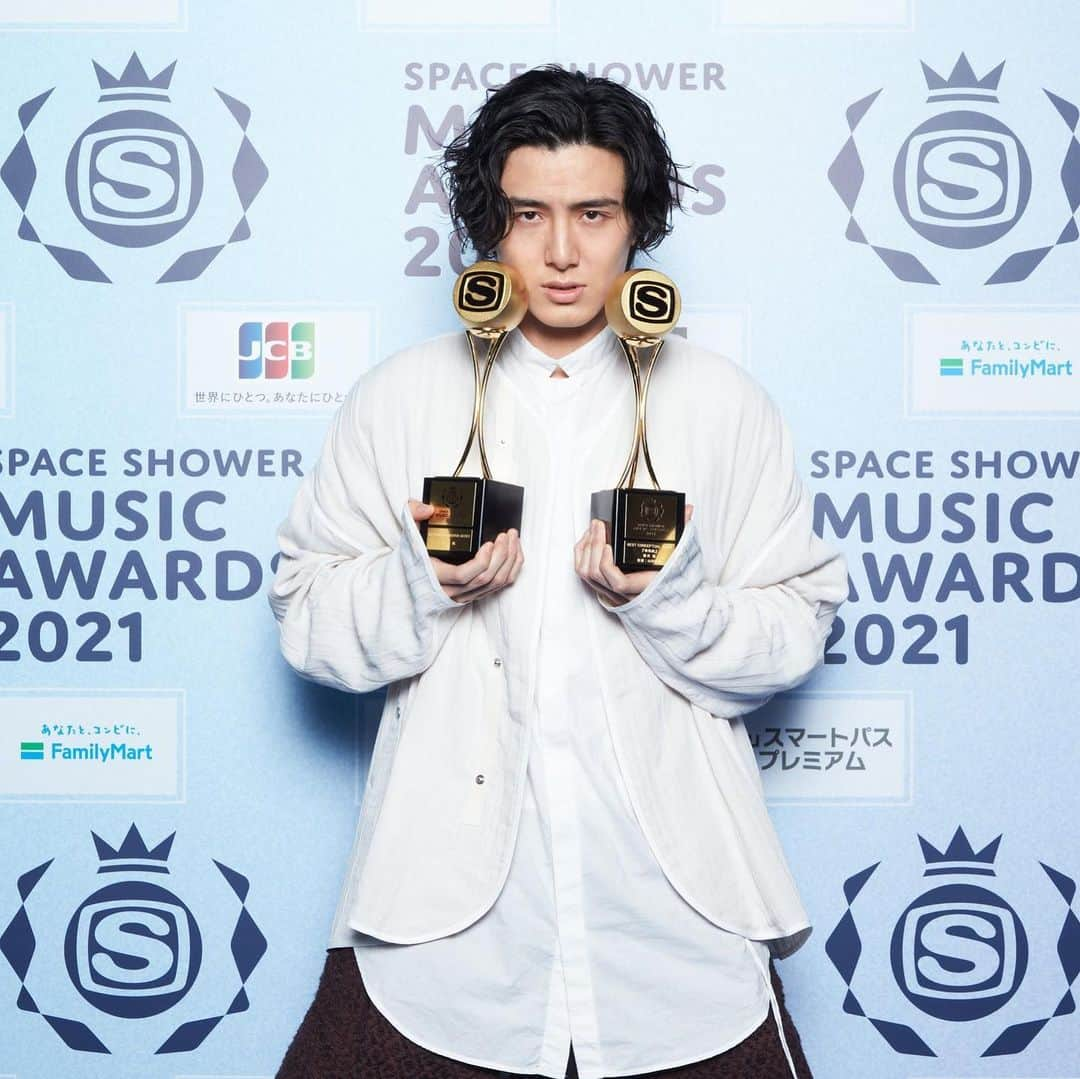 藤井風さんのインスタグラム写真 - (藤井風Instagram)「at SPACE SHOWER MUSIC AWARDS 2021. we got  BEST BREAKTHROUGH ARTIST & BEST CONCEPTUAL VIDEO with 青春病(Seishun Sick). God bless.」3月9日 15時52分 - fujiikaze