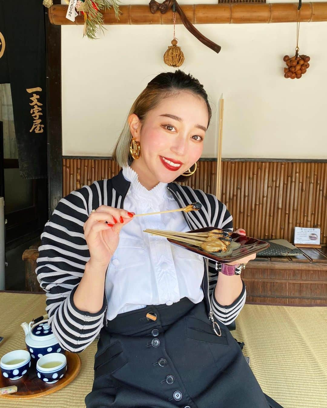 梅谷安里さんのインスタグラム写真 - (梅谷安里Instagram)「京都に来たから久しぶりに あぶり餅食べに行ったよ😋🍡 一口のあぶり餅だから ぺろりと食べれる🤤 今日のファッションは all @louisvuitton 💕 #あぶり餅#京都#kyoto #京都グルメ#一文字屋和輔 #ootd#outfit#fashion」3月9日 15時54分 - anriworld