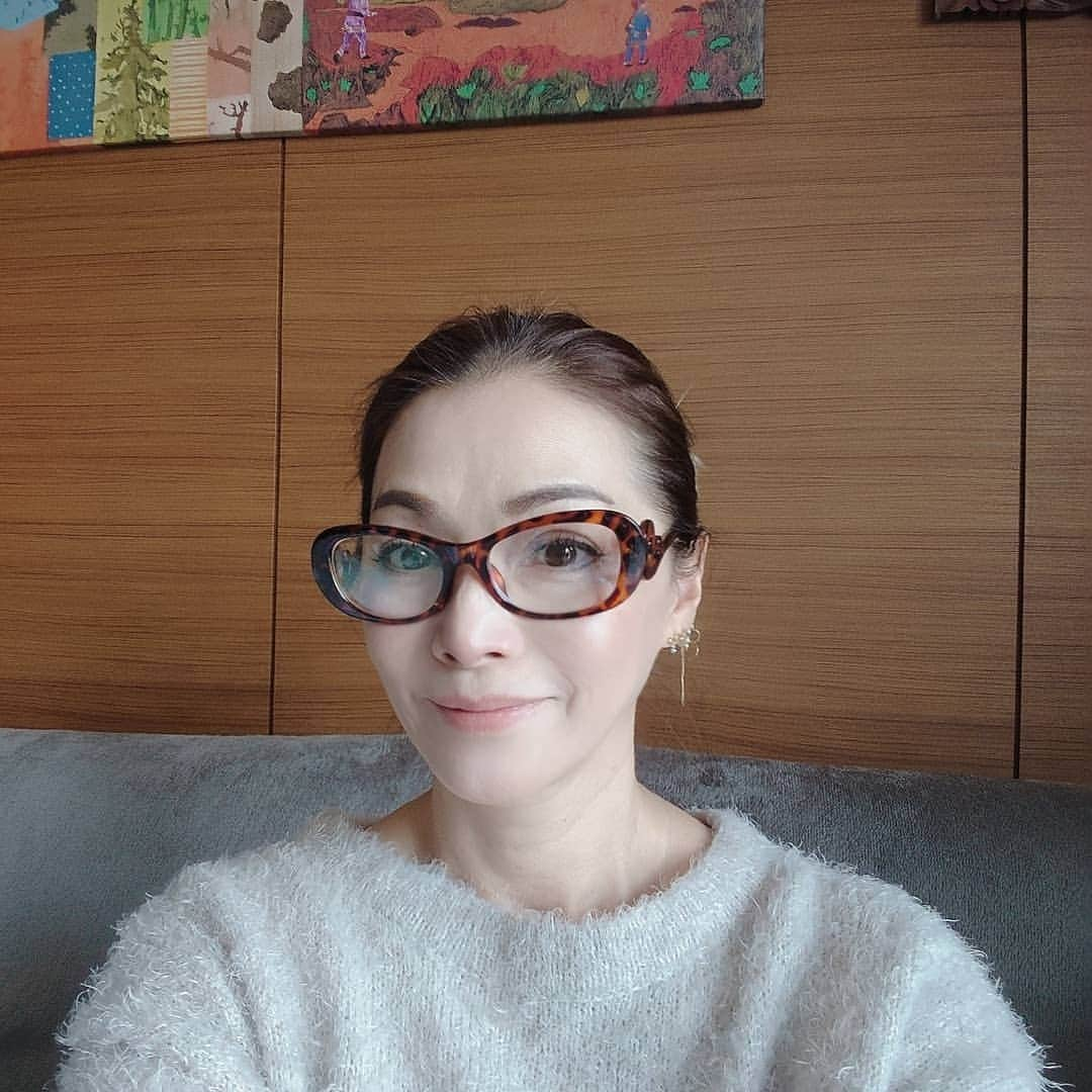 渡辺めぐみさんのインスタグラム写真 - (渡辺めぐみInstagram)「今日は、4月からのQVCのお勉強デーです😌💓  細かいチェックしてます⤴️⤴️⤴️  いよいよ‼️ 4月からです😃❤️👍 QVCで、販売が始まります😃⤴️⤴️  私自身が欲しいと思う、気になる部分をカバーし、１枚でお家でのエクササイズやトレーニングまた、ちょっとした外出でもお洒落に、そしてアクティブに活躍するワンマイルウエアをQVC限定ラインで提案します😃⤴️⤴️  Style boat market企画アドバイザーとして、QVCにも出演します😃⤴️⤴️  お楽しみに😁👍👍👍 また、詳細アップします😊⤴️⤴️⤴️⤴️⤴️  #qvcジャパン #エクササイズウェア #トレーニングウェア女子 #ヨガ#バッグ#ヨガマット#グランピングマット #着やすい#着痩せ#instagrammer #instagramjapan #instagramlike #instagramgood @styleboatmarket @wehub.by.styleboatmarket」3月9日 15時54分 - meguheart