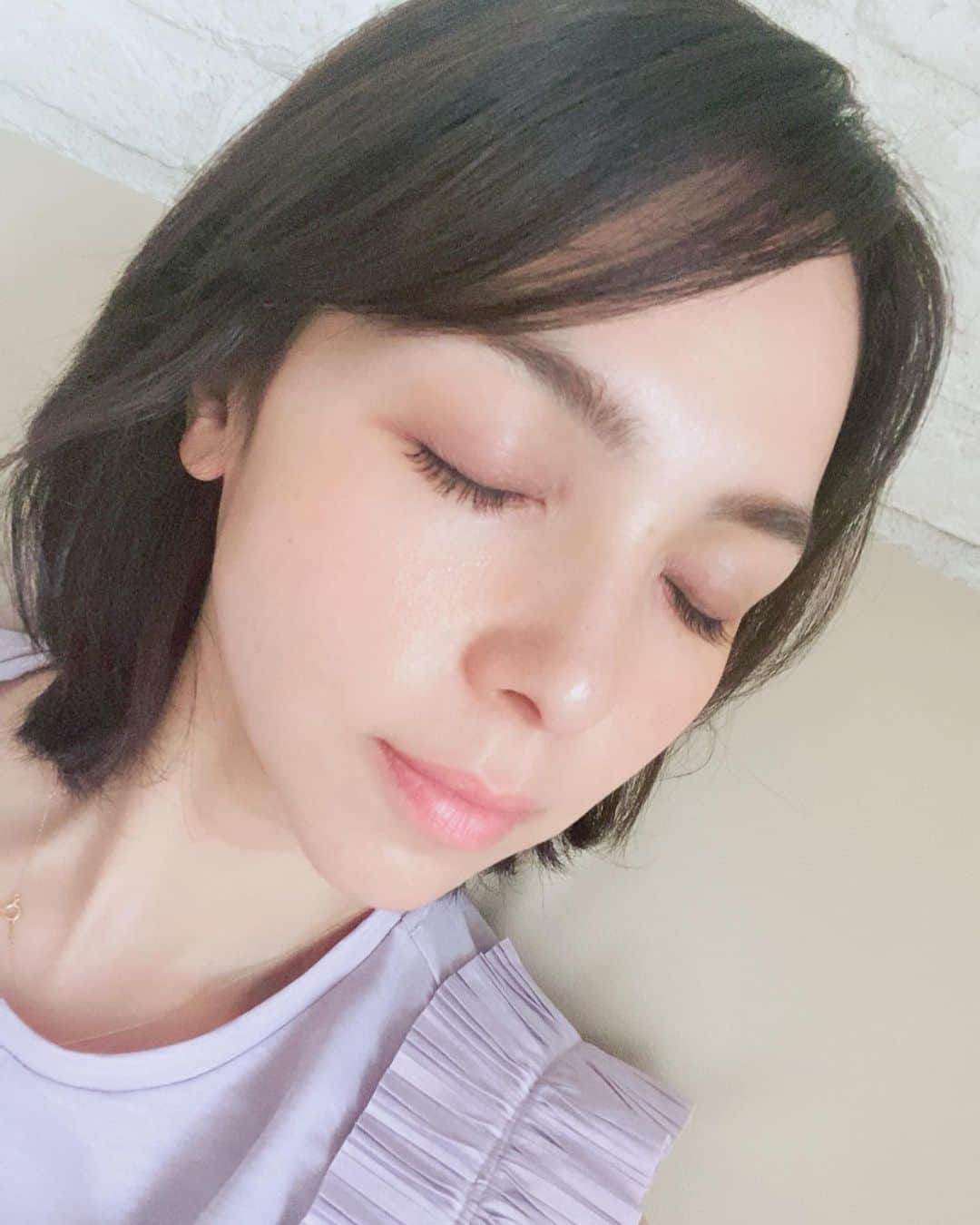 鈴木サチのインスタグラム：「. @salonbdaikanyama で10年ぶりぐらいにまつ毛エクステをしてもらいました😍 . マツエクの写真を撮るのに悪戦苦闘💦目開けたり閉じたり🤣 . なんだかぎこちない写真ばかりになってしまった笑笑💦 . . マツエクしてる最中に同時にネイルもしてもらったんです😊✨ . 同時に施術してもらえるのって本当にありがたい！ . . マツエクしたら、ビューラー、マスカラしないからこれまた時短！！ . そしてクレンジング時間も短縮だからママにはありがたい事だらけ🙏 . . 私は目頭8mmとその他9mmを片目50本ずつ、できるだけナチュラルに仕上げてもらいました😊✨✨ . . . #ママ #ママモデル #モデル #ビューティー #メンテナンス #自分メンテナンス #マツエク #ネイル #シンプルネイル #salonb」