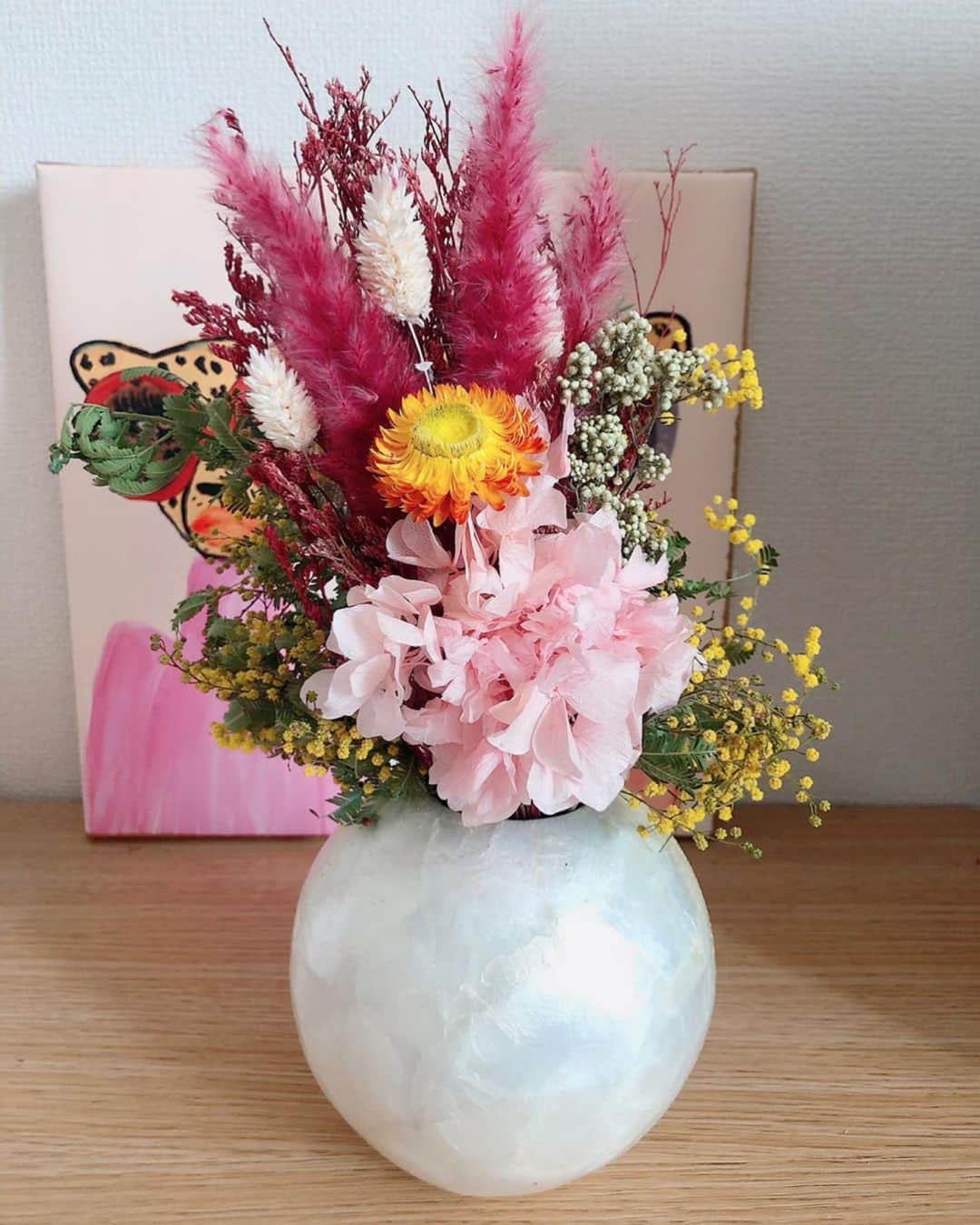 辻満里奈さんのインスタグラム写真 - (辻満里奈Instagram)「昨日までスタジオに飾ってあったミモザをお裾分けしてもらいました🌼  もともと家にあったドライフラワーと合わせてみたら、華やかさが増した気がする✨  #国際女性デー #ミモザ #ドライフラワー #internationalwomensday #mimosa #dryflower #flowers」3月9日 16時09分 - marina__tsuji