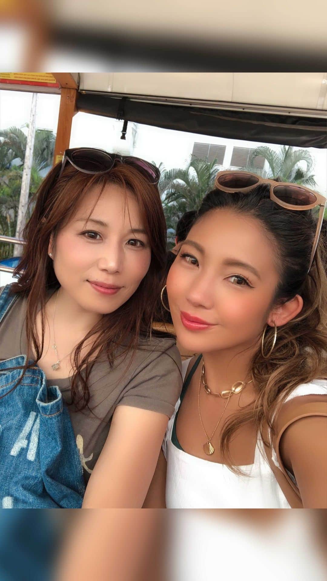 Eminanaのインスタグラム：「. . 通勤時間にコツコツと作ってた 過去の思い出ムービー🎦 . こんな状況旅行も行けないし この時楽しかったよね〜って見返せるように ムービープレゼントした☺️ . . 親子とは思えないくらい ノリも良くて若くて可愛くて 私の考えるゴリゴリハード旅プランに 文句言わずついてきて楽しんでくれる😂🤙🏽💕 . . またハワイ旅行いけたらいいな〜 . . ※インスタ用というか思い出用だから 詰め込みまくりの約15分😂笑 . ハワイの良さと ママちゃんの可愛さは詰まってます🥰❤️笑」