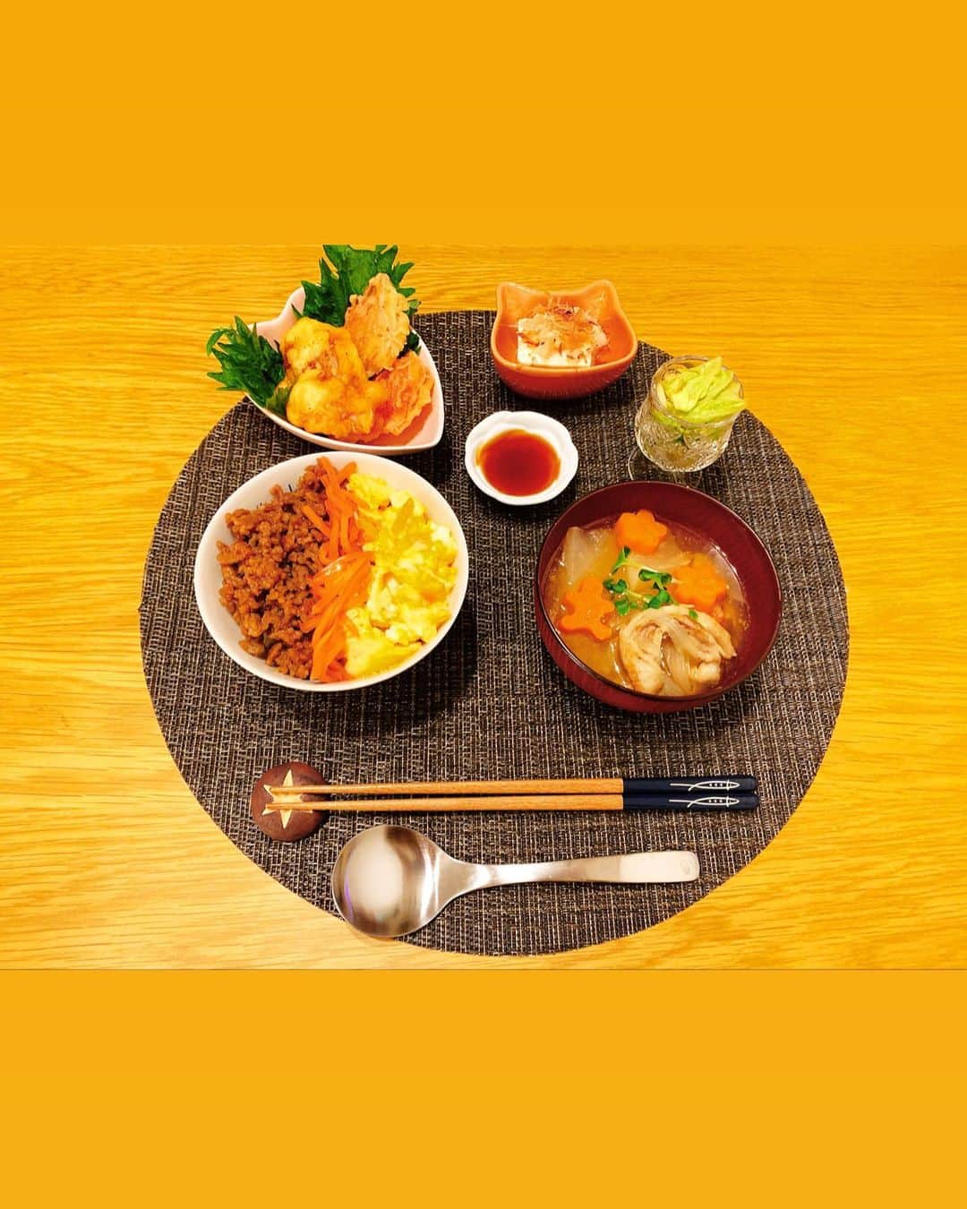 間宮梨花のインスタグラム：「#りかちゅう飯 #旦那ご飯 #献立 #夜ご飯 #そぼろ丼 #とり天 #紅生姜天  #豚汁」
