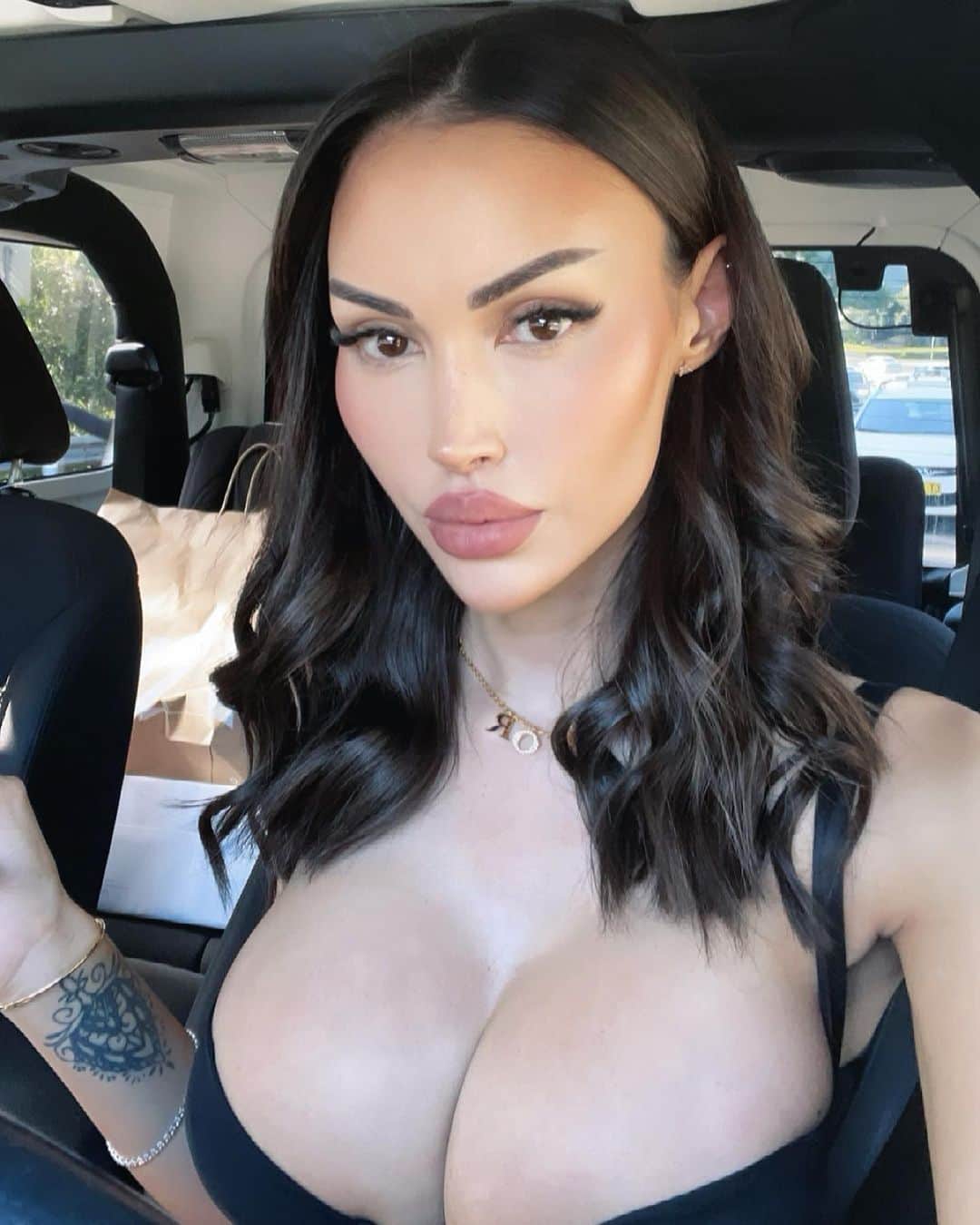 ANNELESE MILTONのインスタグラム：「You can’t be committed to your bullshit and your growth. It’s one or the other」