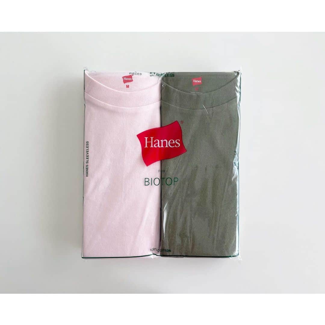 kumiのインスタグラム：「@hanes × @biotop_official ！  毎年買い足してる 形が良よすぎなタンクトップ。  今年は新色のピンク×カーキ☺︎☺︎  洗えば洗うほどヴィンテージアイテムのような風合いと色合いになっていくそう。  夏が楽しみだな♡  #biotop#hanes  #楽天roomに載せてます ✈︎」