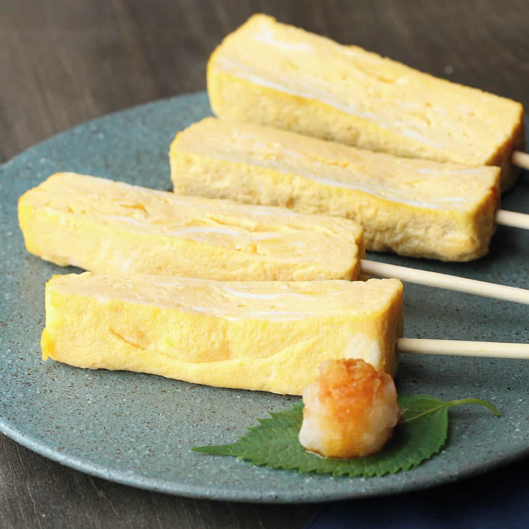 Tasty Japanさんのインスタグラム写真 - (Tasty JapanInstagram)「ふわふわ、しっとり。だし巻き卵スティック⁣ ㅤㅤㅤㅤㅤㅤㅤㅤㅤㅤㅤㅤㅤ⁣ 作ったら #tastyjapan をつけて投稿してくださいね！✨⁣ ㅤㅤㅤㅤㅤㅤㅤㅤㅤㅤㅤㅤㅤ⁣ レシピはこちらをご覧ください♪⁣ ㅤㅤㅤㅤㅤㅤㅤㅤㅤㅤㅤㅤㅤ⁣ ふわふわ、しっとり。だし巻き卵スティック⁣ ㅤㅤㅤㅤㅤㅤㅤㅤㅤㅤㅤㅤㅤ⁣ 2人分⁣ ㅤㅤㅤㅤㅤㅤㅤㅤㅤㅤㅤㅤㅤ⁣ 材料：⁣ 卵 4個⁣ 砂糖 小さじ2⁣ 塩 ひとつまみ⁣ 酒 小さじ1⁣ みりん 小さじ1⁣ だし汁 70ml⁣ ㅤㅤㅤㅤㅤㅤㅤㅤㅤㅤㅤㅤㅤ⁣ 大葉 1枚⁣ 大根おろし 適量⁣ しょうゆ 適量⁣ ㅤㅤㅤㅤㅤㅤㅤㅤㅤㅤㅤㅤㅤ⁣ 作り方⁣ 1. ボウルに卵を割り入れてよく溶きほぐす。砂糖、塩、酒、みりん、だし汁を加え、よく混ぜる。⁣ ㅤㅤㅤㅤㅤㅤㅤㅤㅤㅤㅤㅤㅤ⁣ 2. 卵焼き器を中火で熱し、薄く油（分量外）をひく。(1)の卵液を6回に分けて卵焼き器に流して焼いていく。お玉一杯分の卵液を流し入れ、表面が乾いてきたら、奥から手前に巻き、奥に寄せる。手前に油（分量外）をひき、2回目の卵液を流し、表面が乾いてきたら奥から手前に巻く。これを5回繰り返す。⁣ ㅤㅤㅤㅤㅤㅤㅤㅤㅤㅤㅤㅤㅤ⁣ 3. 卵焼きが焼き上がったら縦半分に切る。串を刺したら、完成！しょうゆをかけた大根おろしと一緒にいただく。⁣ ㅤㅤㅤㅤㅤㅤㅤㅤㅤㅤㅤㅤㅤ⁣ #料理 #手料理 #レシピ #料理動画 #クッキング #美味しい #tastyjapan #buzzfeed #cooking #tasty #japan #food #バズりスイーツ #バズりごはん」3月9日 17時00分 - tastyjapan