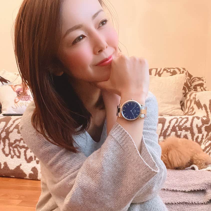 宮崎宣子さんのインスタグラム写真 - (宮崎宣子Instagram)「今日は、これから仲良しなお友達が来るので楽しみなんです❣️ 一緒に韓流ドラマ見ようかな☺️  そうそう、この前ゲットした @danielwellington の時計してみました😉 なかなかカッコいい👍 今日は、ザックリニットだったけど、 時計がきちんとしてるから、 なんだか気が引き締まりました💕  最近大ぶりなメンズライクな時計を選びがちなのは、仕事モードに入りやすいから❗️  時計をカチっと締めると、 よし！やろうってなります。  ホワイトデーに男女ペアとかもいいかも🎁 私はホワイトデーは、バレンタインにくれた方へのお返しだと思ってるので、  女性から男性へホワイトデーにプレゼントしてもいいと思います❣️  ま、これは、私用ですが🤣 ジャケットにも合うので、 これからヘビーユースします💕  🌹ホワイトデーキャンペーン🌹 2/26～3/14 DW公式サイトや直営店舗にて限定セットのご購入でローズボックス無料提供してくれるそうです🥰🌹  期間内の対象商品は10％OFF！15％OFFクーポンコード【nobuko】 ４月15日まで有効も併用可です。    @danielwellington  #ダニエルウェリントン #DWホワイトデー#時計好き #ホワイトデーギフト　#ローズ #プレゼント #オシャレギフト」3月9日 17時23分 - miyazaki_nobuko