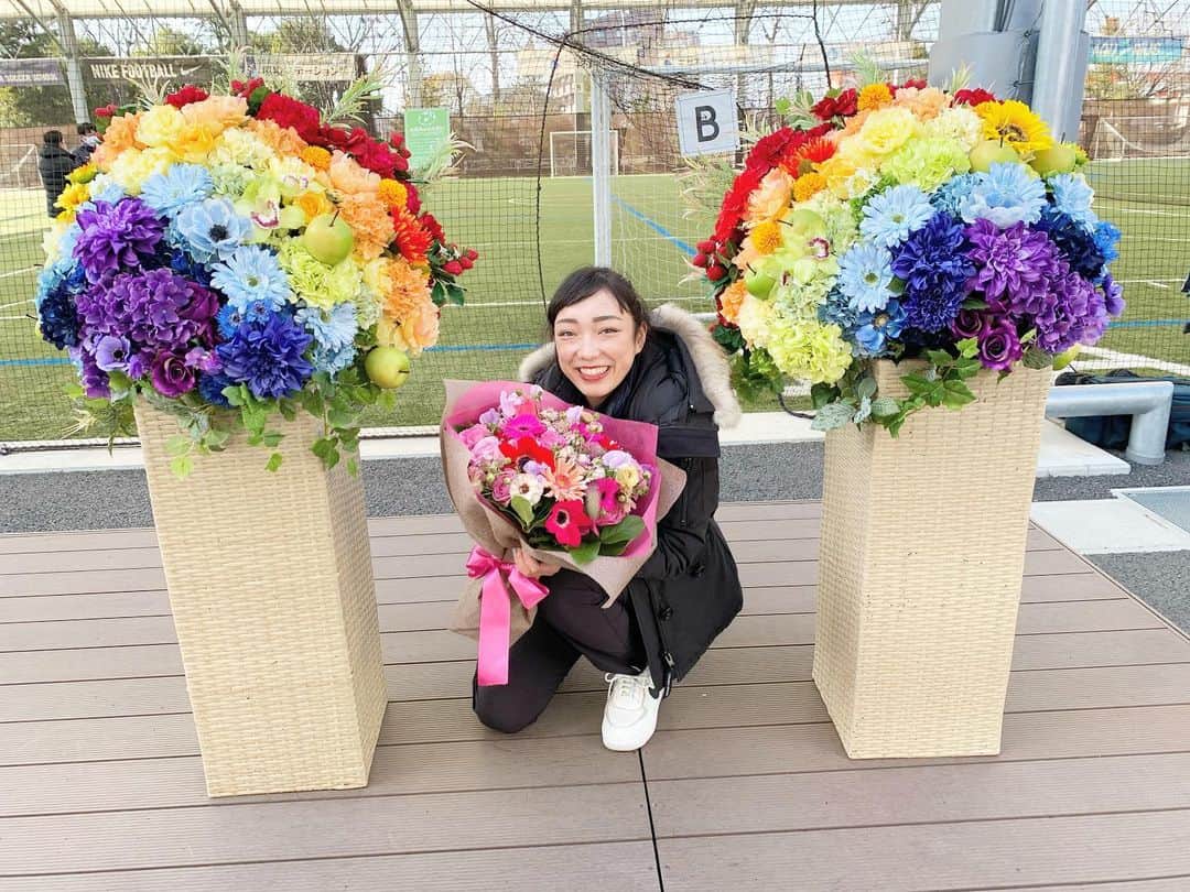 本郷理華のインスタグラム：「三井不動産Sports Link City FUN-TE! with Tohoku Children WAKU! WAKU!2021 のスケート教室で、講師を務めさせて頂きました。 今回、東日本大地震から10年という事で、震災の年に生まれた子達と一緒にスケートをしました。  はじめてのスケート教室で、緊張していましたが、みんなが楽しんで元気いっぱいにスケートしてくれている姿を見て、私も元気をもらい、とても嬉しくなりました！😆  仙台のインストラクターの先生方やスタッフの皆様に助けて頂き、無事に終えることができました。ありがとうございます🙇🏻‍♀️  私自身震災の時は名古屋で練習していたため、震災を経験していません。仙台に残った家族やみんなが震災で大変な思いをしている中、自分だけスケートをしていて良いのかと思う時もありましたが、今こうしてスケートを通じて震災復興のイベントに参加することが出来て、本当に嬉しく思っています。 そして小さな時から練習してきた思い出のリンクで滑れたのも嬉しかったです。 震災から10年経ちますが、まだまだ大変な思いをしている方もいらっしゃいます。 私にできる事は小さな事かもしれませんが、私に出来ることがあればやらせて頂きたいと思っています。 今回参加できた事は、私にとってすごく大きな意味があったと思います。 このような状況の中でこのイベントを開催してくださった関係者の皆様に感謝の気持ちでいっぱいです。 本当にありがとうございました。  素敵なお花で作られた虹のオブジェがとても素敵だったのでたくさん写真を撮りました🌈✨  #三井不動産sportslinkcity  #WAKUWAKU2021  #アイスリンク仙台」