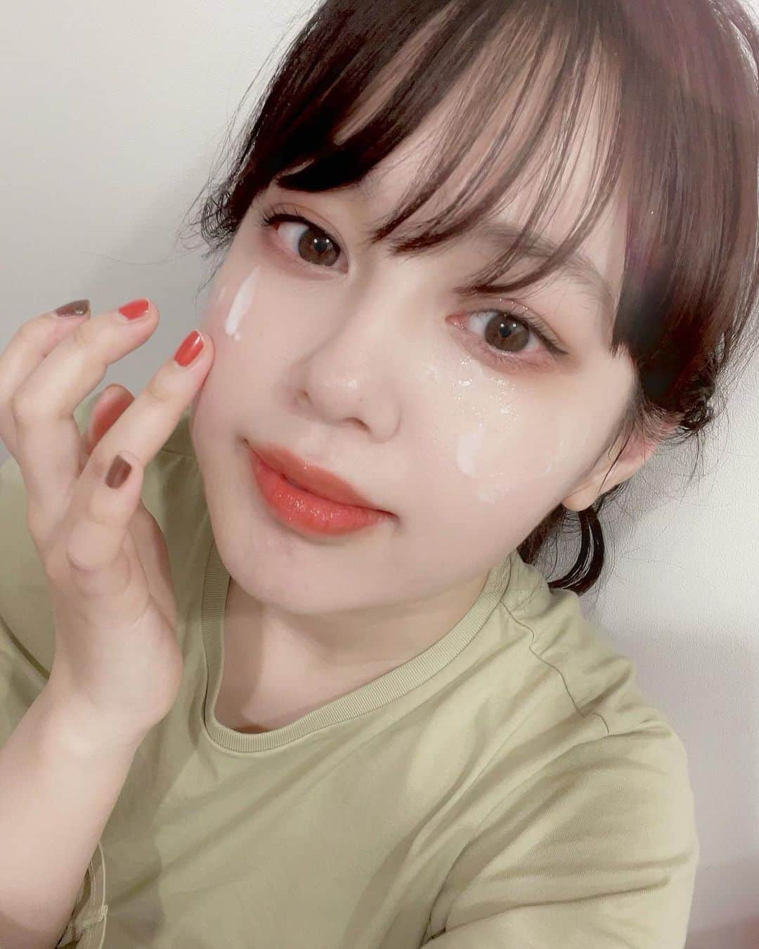 のインスタグラム：「昔から見てくれてた人は覚えてるかな。。？もう何本使ったかわからないくらい愛用してたIPSA ME（医薬部外品）(昔はメタボライザーって呼んでたのなつかしい）を数年ぶりに使ったら、え…最高…なにこれ肌が覚えてるこのテクスチャー懐かしいおかえり久しぶり…！😭👏🏻ってなりました。  ここしばらくは色んな化粧品を試す機会も多く、何種類ものスキンケアを重ねていたけど、一本で完結するのがありがたすぎるし使い心地も良すぎてついつい手が伸びてしまってるんですが、調べたら中身もすごく進化してました。  去年新しくなったMEは、一人ひとり違う肌の「酸素レベル」と皮脂分泌力に着目して研究されており。。 肌細胞が酸素で満たされている“酸素リッチ”なときの肌状態を目指し、いきいきした肌に導いてくれます。  12種類の中から、私は7を使ってます。いちばん酸素レベルも皮脂分泌力も低い人向けの。笑 若い時はもっとライトなの使ってたんだ。。大人になったね。。7はかなりこっくりとした使用感でした。  どれが自分に合うかは、春限定　ゆらぎ肌測定が3/5から始まるので、自分のゆらぎタイプにぴったりのものを探せます。スマホで簡単に肌状態をチェックできるそう！  #IPSAME #PR #IPSA #イプサ #ME #MEセンシティブ #敏感肌」