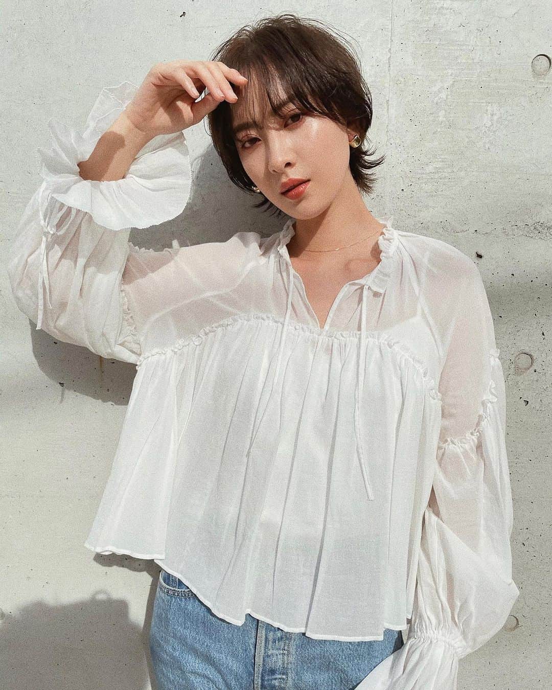 ソンイのインスタグラム：「一目惚れした @casa_fline のブラウスを着てヘアーメンテへ🌸 前髪を少し短くしてみたよ🤍担当は @keichiito さん✂️」