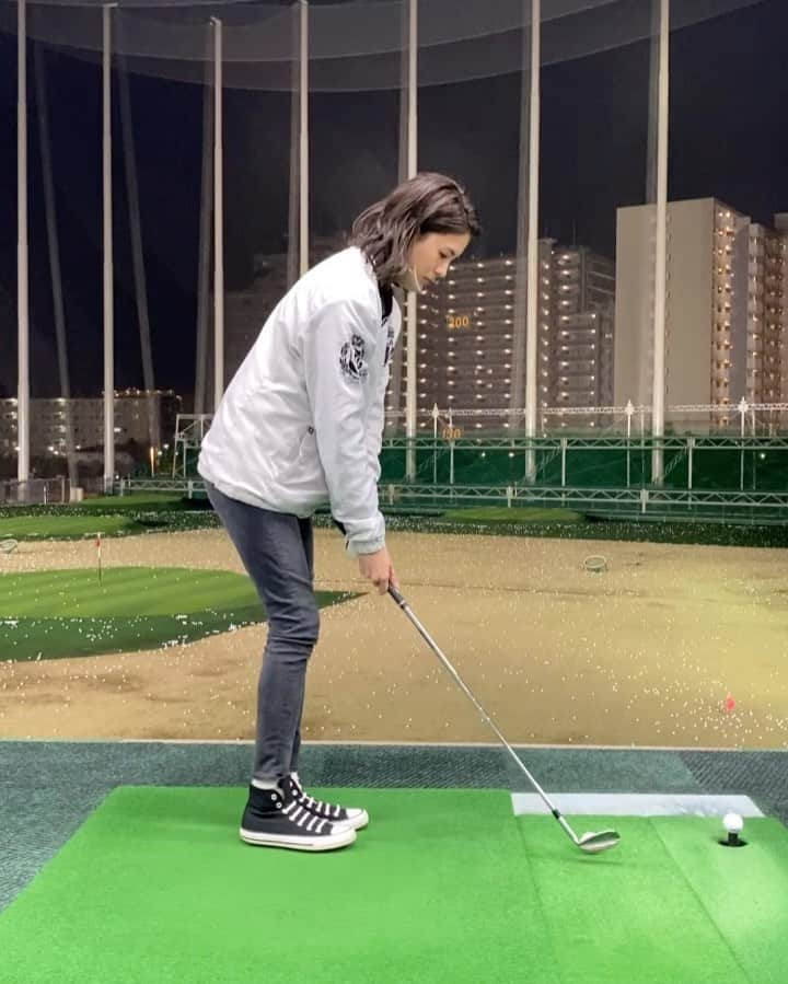 土屋希美のインスタグラム：「練習場ルーティン🏌️‍♀️ 56°→50°から打ち始めて その後はロフトが大きい順に打っていきます！ #ゴルフ練習 #アプローチ練習」