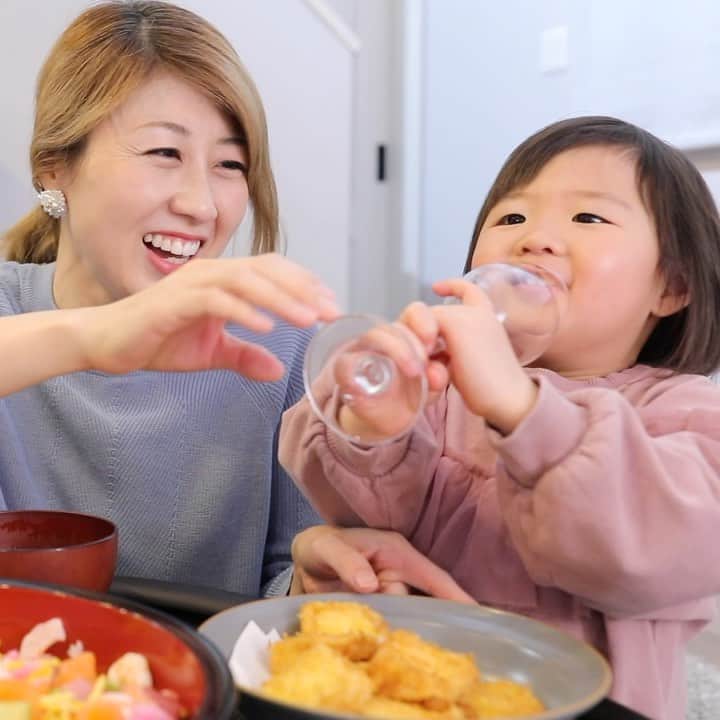 吉田ちかのインスタグラム：「Hey guys! Here’s a little clip from our Girls’ Day video I uploaded the other night! Pudding trying a carbonated beverage for the first time lol Hop over to YouTube for the full video😊﻿ ﻿ BTW, she went to school with her hair tied for the first time today! She looks so grown up😢💕Need to work on my hair tying skills😅﻿ should probably start by using a comb maybe lol  ﻿ 先日YouTubeにアップした雛祭りの動画のお気に入りシーンw プリンが初めて炭酸ドリンクに挑戦🤣 ﻿ ﻿ ちなみに、今朝初めて髪の毛を結んでスクールに行きました🐰後ろ姿がお姉ちゃんすぎて😢💕 可愛い結び方、練習しておかないと😅次はせめてクシを使ってあげよう💦﻿ ﻿ #子供のいる暮らし #バイリンガル育児 #子供英会話」