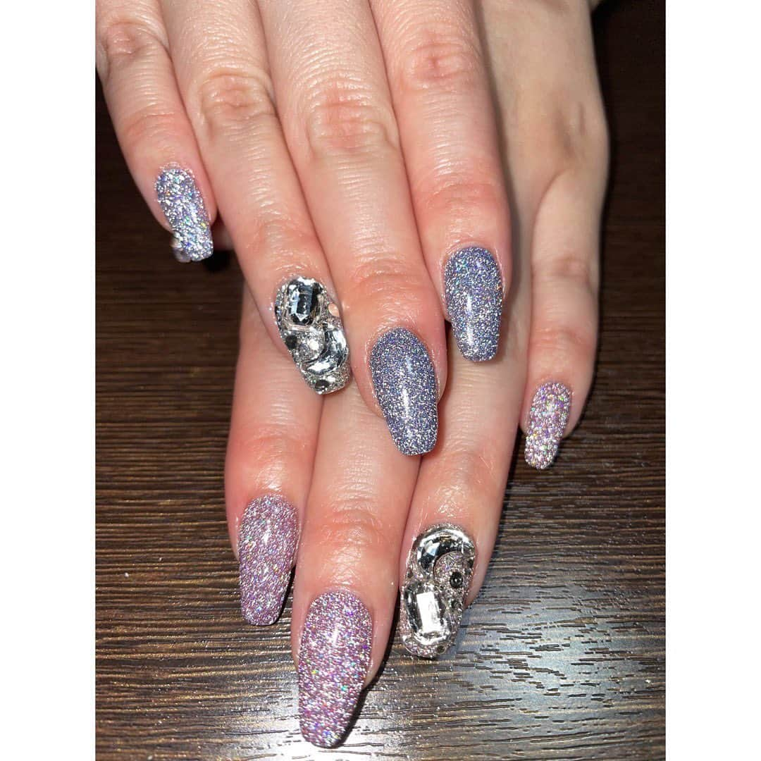 西村ニーナさんのインスタグラム写真 - (西村ニーナInstagram)「親友の妹ちゃんにネイルしてもらったぁ💅🏻✨ライトブルーとピンクパープルのフラッシュネイルにデカパーツ💕✨✨かわっ👼🏻✨  #フラッシュネイル #デカパーツ #韓国ネイル #韓国ネイルパーツ」3月9日 17時37分 - nishimura_nina