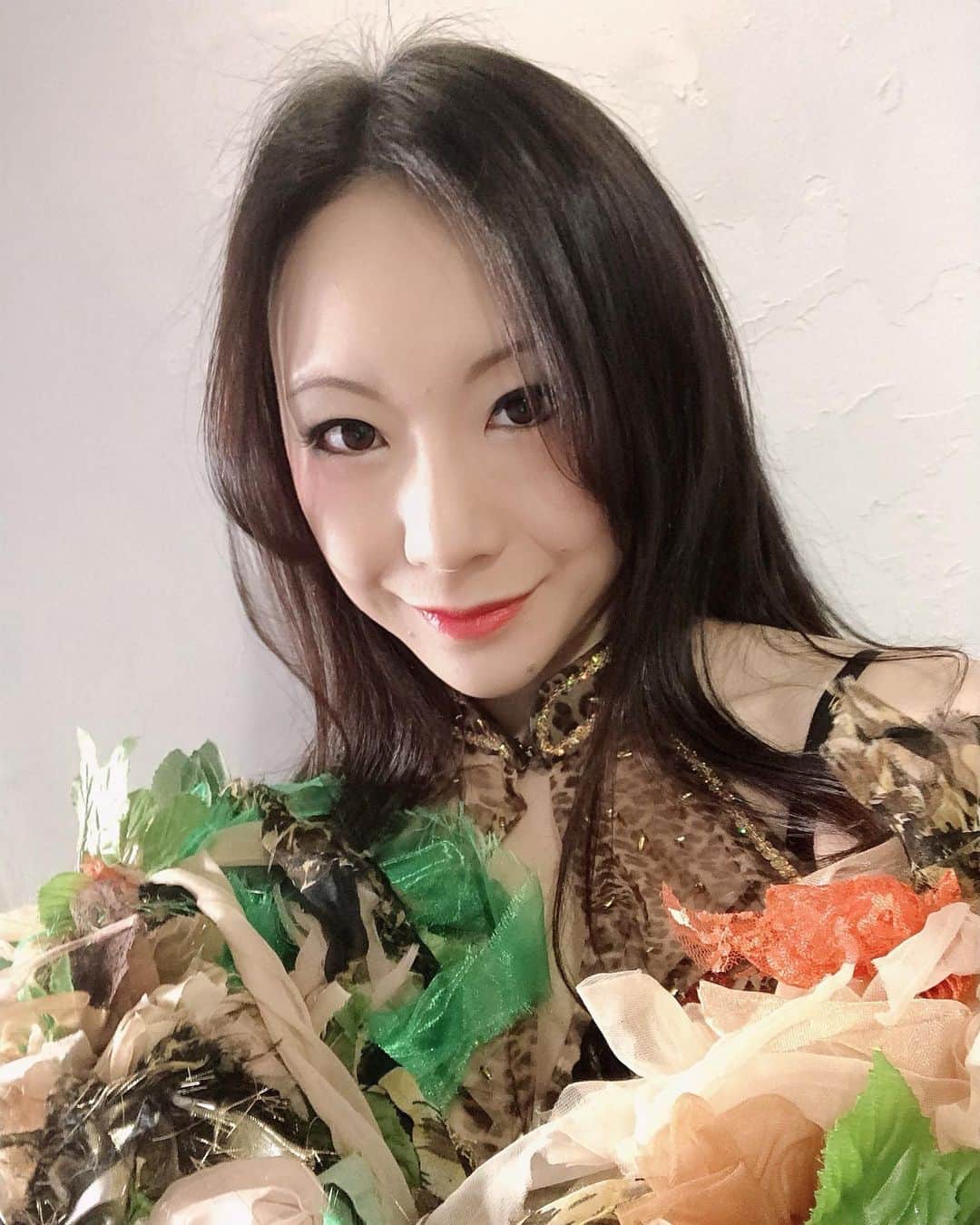 のインスタグラム：「suzuriにアイテムを追加しだしたら楽しくてどんどん更新してしまっている。 はじめはそのまま使っていたんだけど、画をくり抜いてみたらそれもまたよかったり、前面の胸用のロゴを作ったり。 よかったら覗いてみてくださいませ😊  仏座(ほとけのざ) ( wakamiho )のオリジナルアイテム通販 ∞ SUZURI（スズリ） https://suzuri.jp/wakamiho #suzuri」