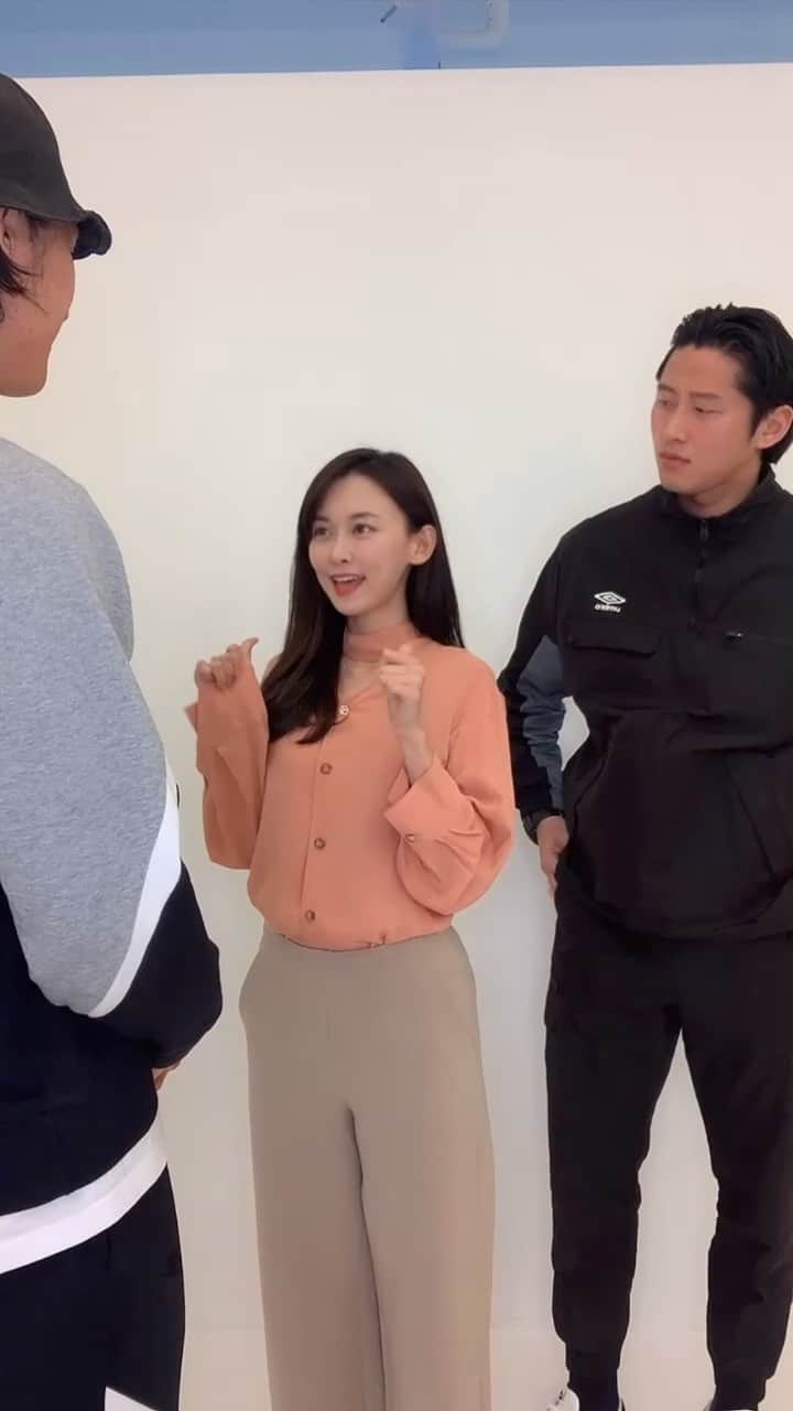 ホ・ヨンジュ のインスタグラム：「@the_2top  키 190cm.. 두 남사친 앞에서...사쿠란보를 춰 보아ㅆ다.....」