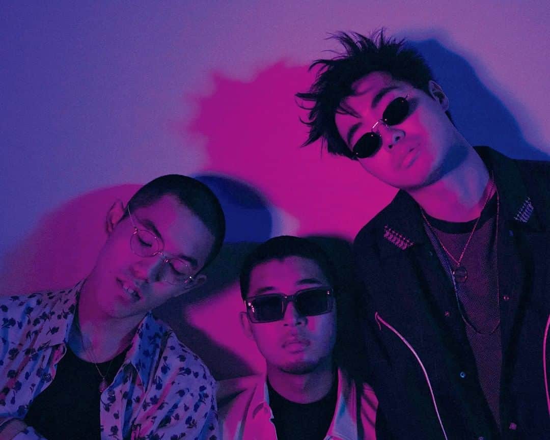 のインスタグラム：「3人集まればどこまでも、四千頭身は新しい道をいく 独特の間で繰り広げられるツッコミや個性的なボケは、若手芸人の中でもひときわ注目を浴びるお笑いトリオ四千頭身。ファッションを熟知したファッションフリークな都築に、どんな切り取り方をしても一際存在感を放つ後藤、そして、サラッとどんな服も見事に着こなす石橋。そんな3人が揃えばもう『NYLON guys』で語るにふさわしい。ユースマインドあふれる彼らを『NYLON guys』に迎え、四千頭身初となるファッションシューティングをお届け。ここでしかみれない新たな四千頭身をご覧あれ！  photographer @bobumarri styling @aisuganuma hair&makeup @katohairmake  model @4000ishibashi @ganjuke @tzk4000  #nylonjapan #nylonjp #nylonguysjapan #四千頭身 #MyDreamList #caelumjp」