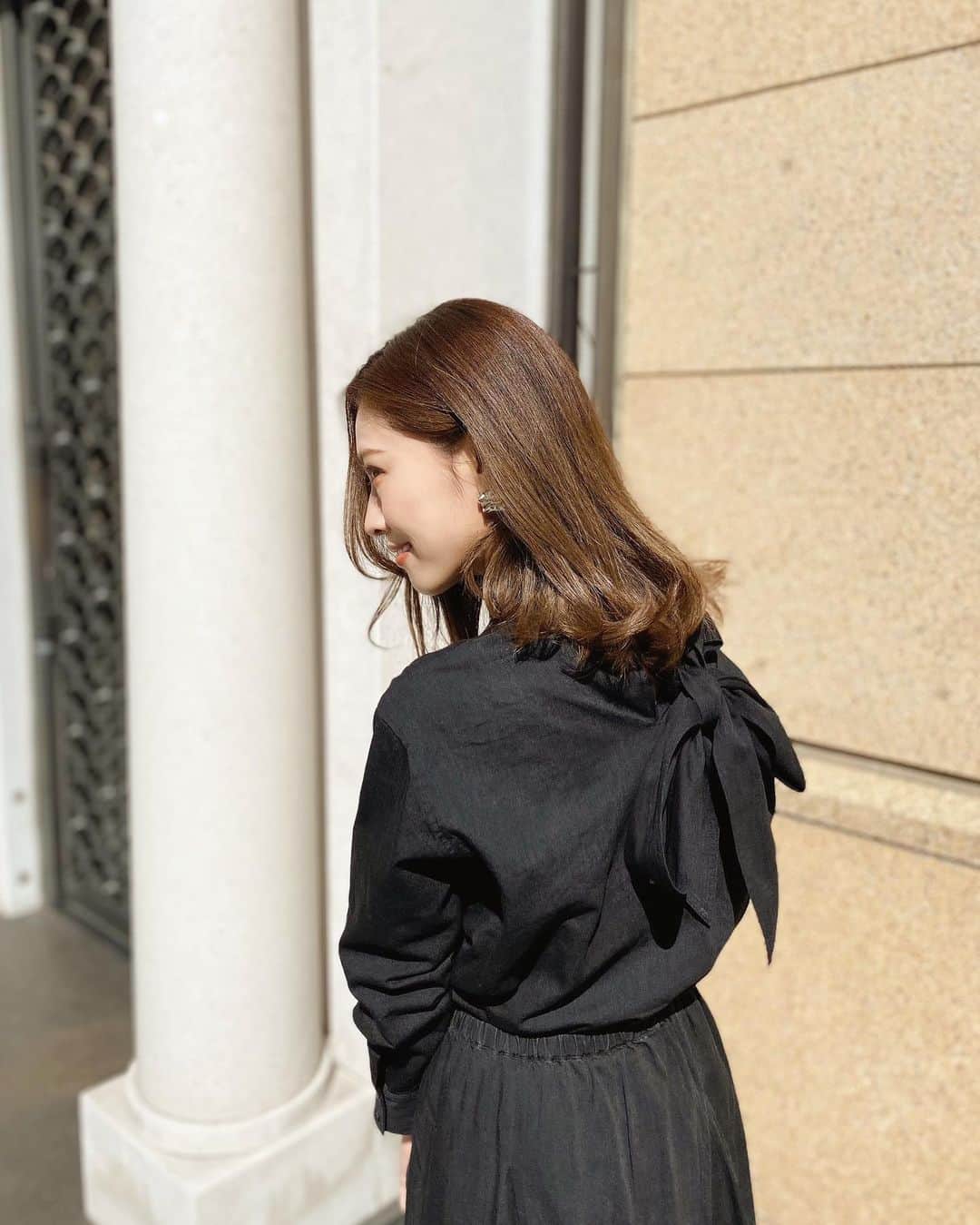 石黒美帆のインスタグラム：「﻿ *﻿ バックシャンアイテム可愛くて集めてしまう…🥰こちらは @munich_official のセットアップ。﻿ ﻿ 黒デニムのシャツバージョンもあって、カジュアル派さんにはそちらもオススメ🤲﻿ ﻿ 上下別で着ても可愛いし、スニーカーとかに合わせても着たいな👟♡﻿ ﻿ ﻿ ﻿ #munich#ミューニック#ファッション#モノトーンコーデ#シンプルコーデ#春服#春服コーデ#春コーデ#セットアップ#バックシャン#サンローラン#ザラジョ#ザラジョコーデ」