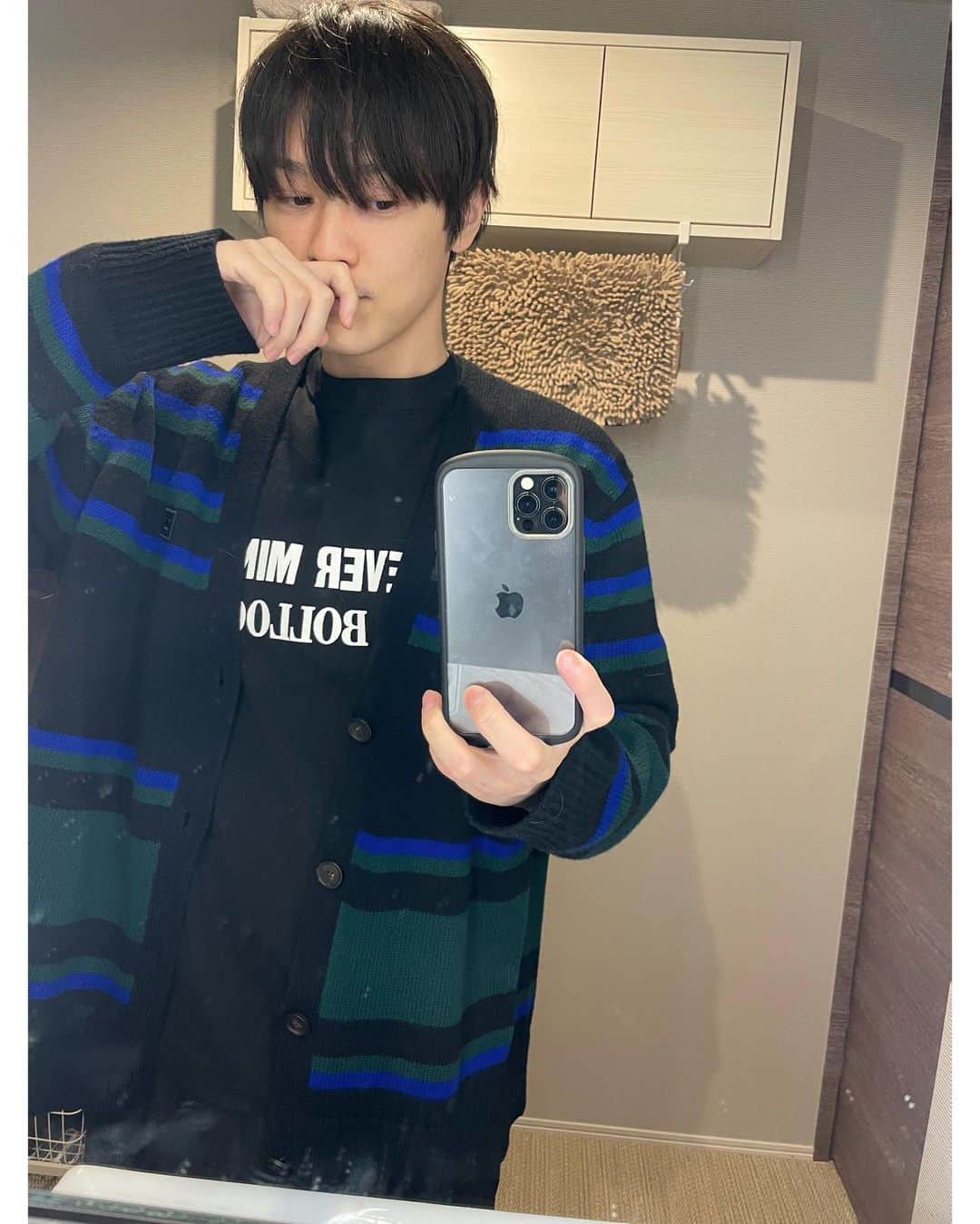 西野太盛のインスタグラム：「久々私服。どっちも新しい服 acneのカーディガン インナーのtシャツかわええ」