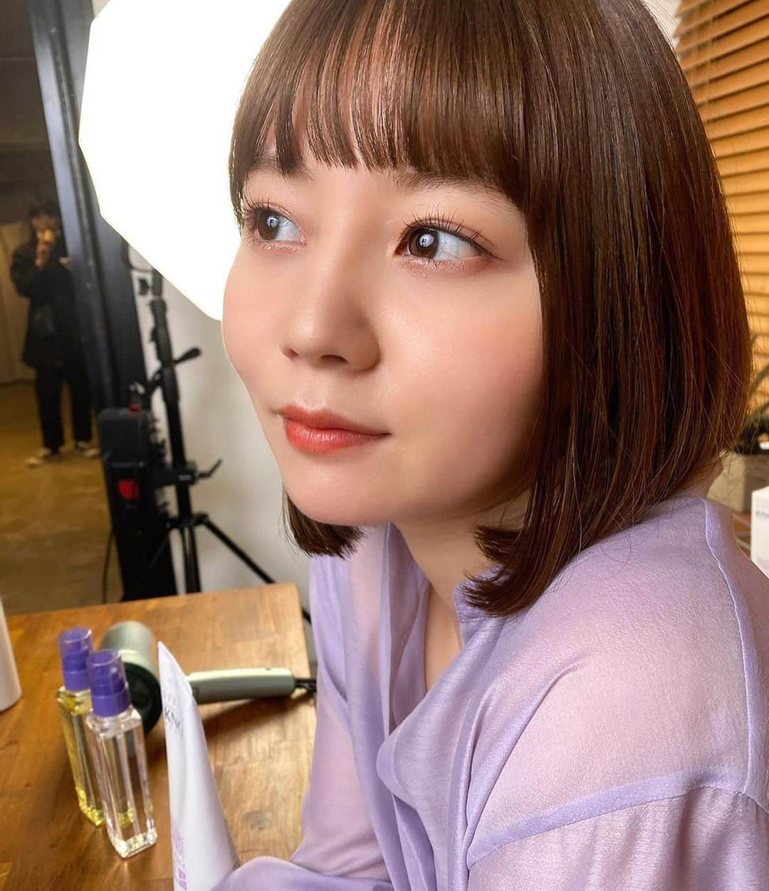 NANAMIさんのインスタグラム写真 - (NANAMIInstagram)「夜のヘアケアイテムとして NYのトップヘアスタイリスト「スティーブン・ノル」と コーセーが共同開発したサロン品質の ヘアケアオイルをご紹介します🤍🗽  高品質なのにバラエティショップや ドラックストアでも購入できるお手軽さが 魅力の一つです✨ べたつかずさらっとした感触なのに、 毛先までしっとりまってくれて爽やかフェミニンなグリーンフローラルムスクの香りがすごく良いよ〜✨ @skny_jpn  で先日の インスタライブをアーカイブしてますので、 見逃しちゃった方は是非見てください♡   #タイアップ #スティーブンノル　 #STEPHENKNOLL　 #モイスチュアダメージケアオイル #ヘアオイル　 #ヘアケア　 #ダメージケア #後ろはマネージャーさん」3月9日 18時24分 - nanami023