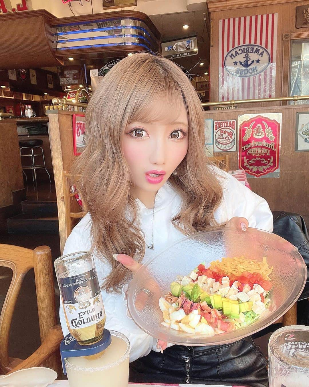 まゆぴちゅーさんのインスタグラム写真 - (まゆぴちゅーInstagram)「🇺🇸lunch time🍽🗽🍻💓🇺🇸 * みなとみらいのワールドポーターズの中の 『L.A.S.T』ってゆーアメリカンな可愛いお店🌈 * 窓からはコスモワールドやみなとみらいの景色が 見れて、夜もすっごい綺麗なお店なんだよ〜😍！ * 1枚目に持ってるのはコブサラダ🥑🍅♡ 大好き🙈美味しいよねーーー♡♡♡！！ * なによりこのコロナの飲み物やばくない🍻？笑 ぶっささってます！！！！ 斬新です！！！！！（笑）（笑） テキーラベースのフローズンドリンク✖️corona✩ これ一杯だけで気持ちよくほろ酔い気分です🤤🤤 * * * #みなとみらいカフェ #みなとみらいグルメ  #横浜グルメ #横浜カフェ #横浜ランチ #横浜ディナー  #みなとみらいディナー #みなとみらいランチ  #LAST #コブサラダ #コロナ #コロナビール  #coronabeer #corona #インスタ映えスポット  #コスモワールド #観覧車 #窓際 #夜景スポット  #みなとみらいデート #横浜デート #デートコーデ  #ファッションコーデ #レザースカート #ビジョビ」3月9日 18時30分 - mayu_03pichu