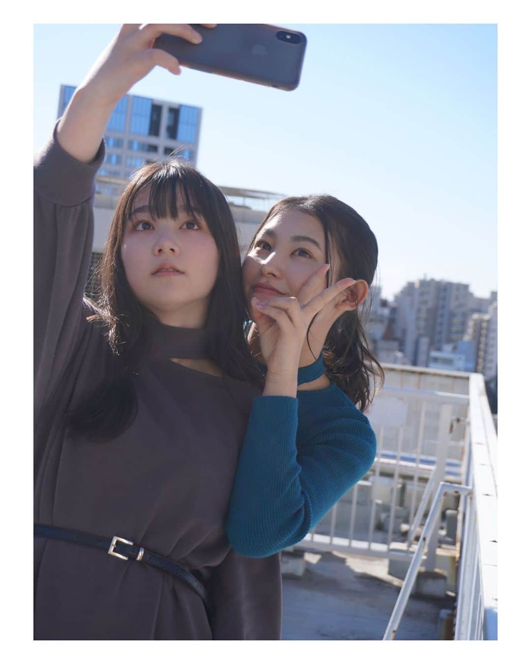 のインスタグラム：「821CAM📸- #selfie #KANNA #REIA  #カンナ #レイア offshot🍒  821YouTubeで 未公開写真・映像が詰まった デビュー1周年記念動画公開中❕  #821honey #H821 #821 #WHO #CallMyName #japanesegirl #girlgroup #peacesign #オフショット #ツーショット #青空 #커플 #메이크 #데일리메이크업 #패션 #오오티디 #팔로미 #메이크업 #셀카 #셀피」