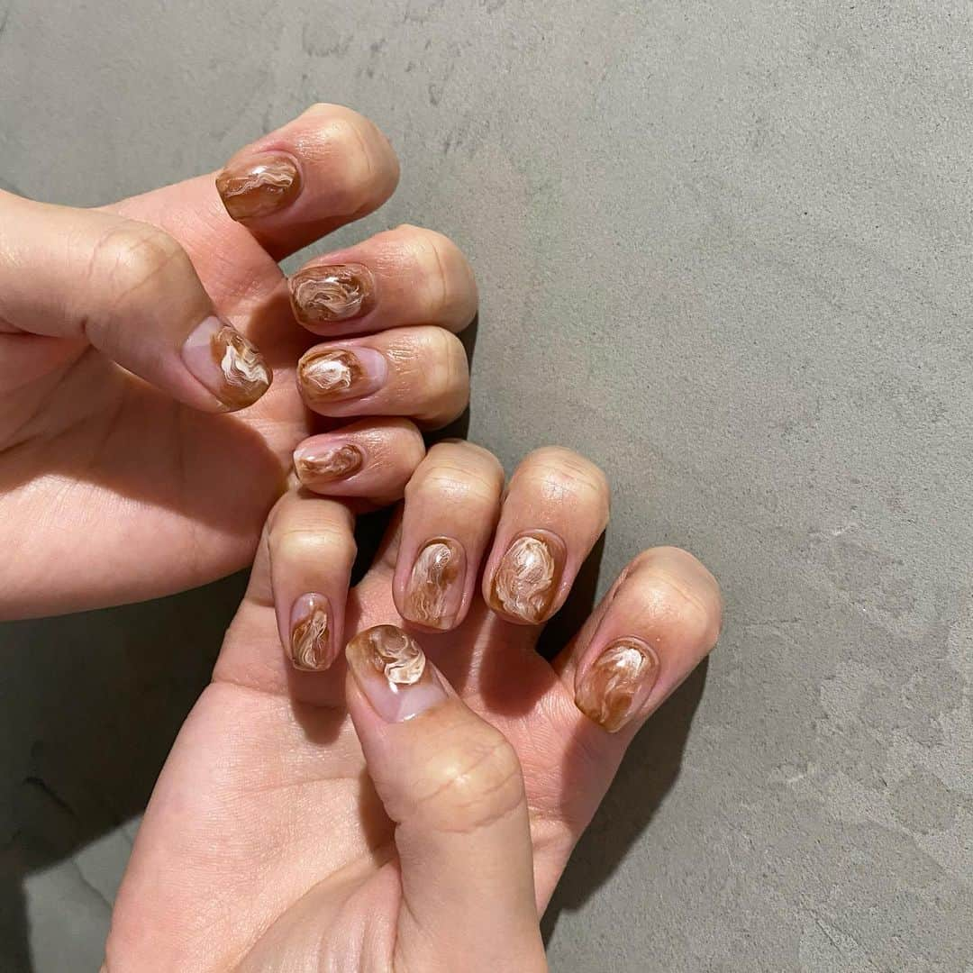 姫野れみのインスタグラム：「#newnail ☕️🍂 カフェオレをイメージして♡  #nail #gel #gelnail #nailart #naildesign #nuance #nuancenail #ネイル #ジェルネイル #ジェル #ネイルデザイン #ネイルアート #ニュアンスネイル #コーヒーネイル #カフェオレネイル」