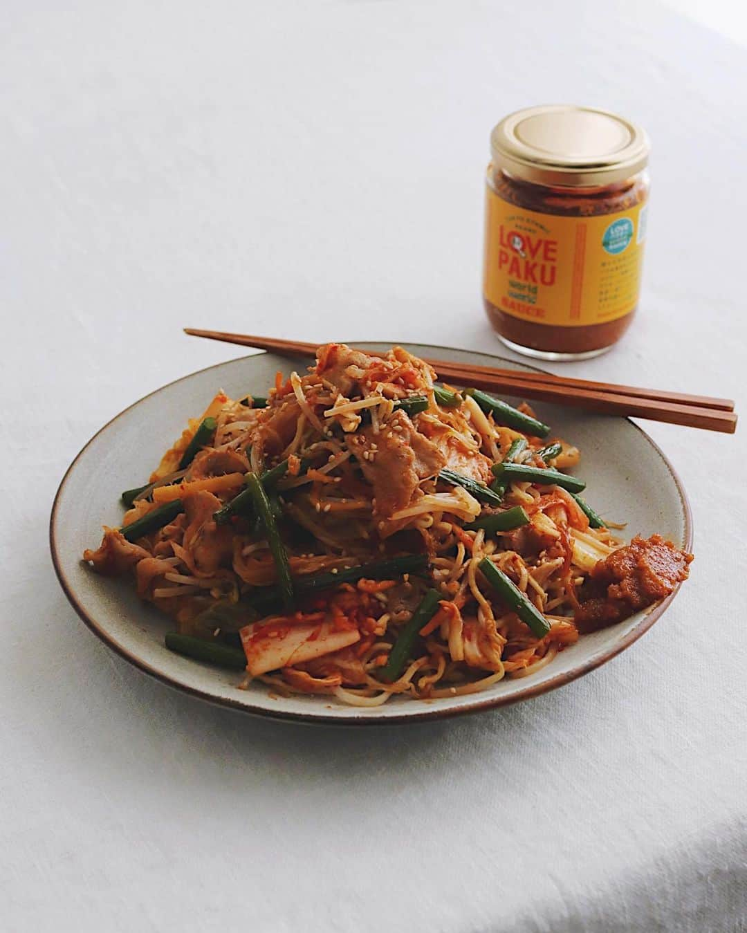 樋口正樹さんのインスタグラム写真 - (樋口正樹Instagram)「buta kimchi yakisoba . お昼に作って食べた 豚キムチの焼きそば。 麺には豆腐干を使用。 味変でラブパク追加。 . キムチ＋ラブパクは パンチ抜群で美味し。 👉@lovepakcheesauce . 豆腐の麺の豆腐干は すこし食べにくけど、 野菜など具材多めが おいしく頂けますよ。 . . #豚キムチ #焼きそば #ラブパク #豆腐干 #豆腐干糸 #優食 #ヘルシー料理 #キムチ #アジアンテイスト #味変 #ラブパク食堂 #もやし #にんにくの芽 #butakimchi #butakimuchi #noodles #lovepaku #lovepakcheesauce」3月9日 18時51分 - higuccini