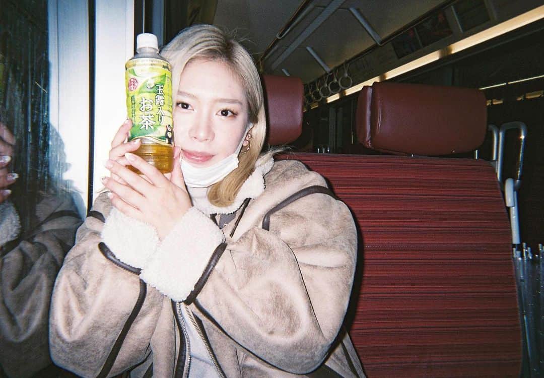 acaneのインスタグラム：「・ 他人を見て羨ましがってるうちは 自分ができる最大限の努力をしてないって ほんとは心のどこかでわかっとるけん すごく悔しくなっちゃうんよね〜〜  目標のために逆算して、 最大限の努力をしながら楽しめば 人生めちゃくちゃ楽しくなるよ🔥  #ぽっちゃりがいる生活」