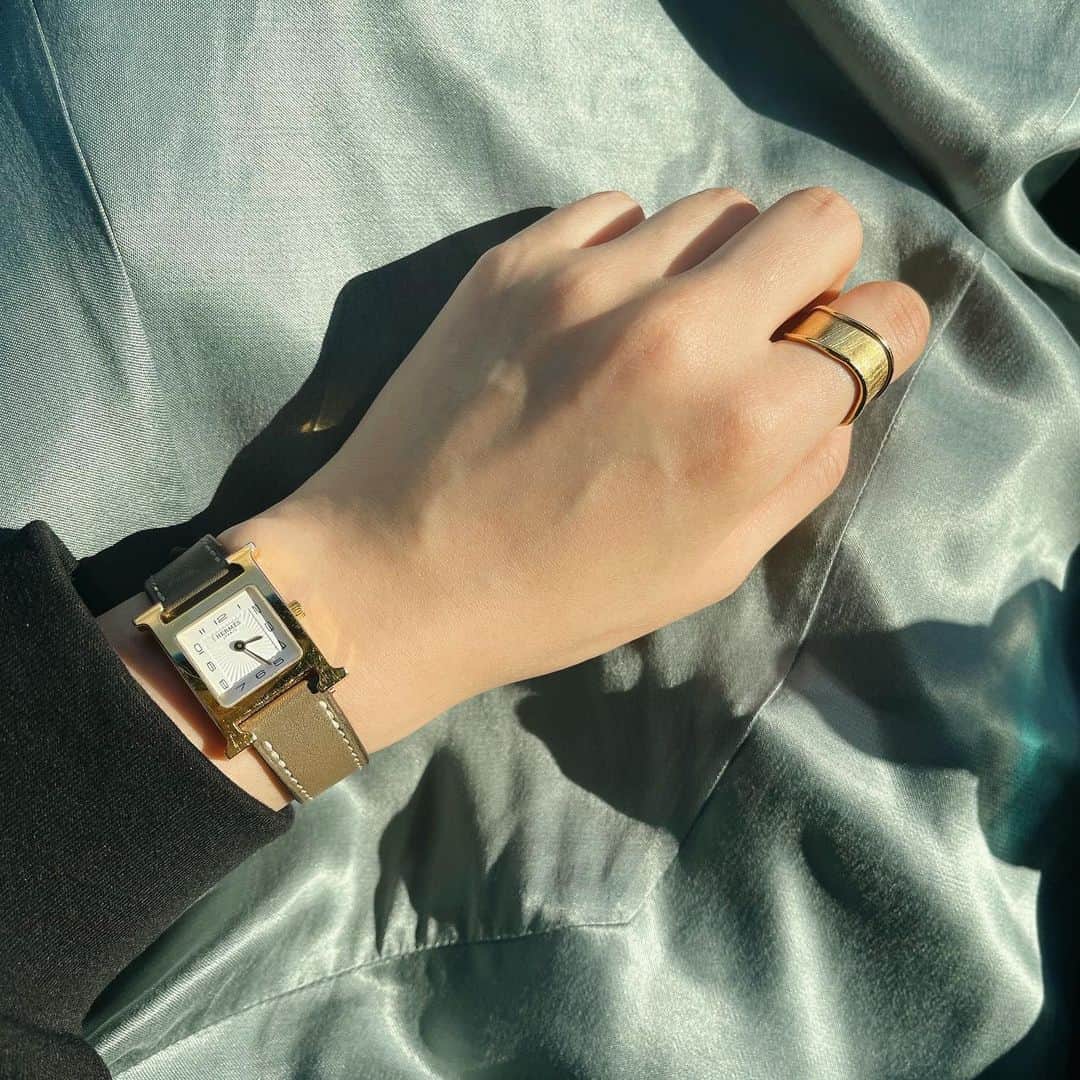 高木由梨奈さんのインスタグラム写真 - (高木由梨奈Instagram)「毎日付けてるアクセサリー⌚️🤍  母が6年くらい前にプレゼントしてくれた腕時計✨ 大事に、大事に付けています😊  新しい指輪欲しいな〜買いに行こっと💭」3月9日 19時01分 - yurina_takagi