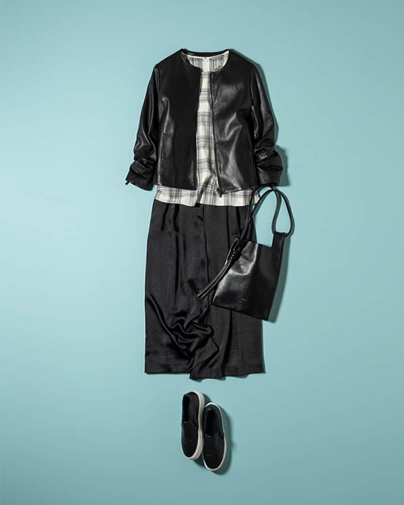 Theory luxe official account.さんのインスタグラム写真 - (Theory luxe official account.Instagram)「［FIVE PANTS］ まるでスカートのようにエレガントなワイドシルエットのサテンパンツ。 モノトーンながら、レザーとサテンの質感の違うブラックでスタイリングに奥行きを。  #theoryluxe #セオリーリュクス  #fashion #fashionpost #2021ss #pants #widepants #leatherjacket #blackpink #monotone #black #simple #luxe #パンツ #ワイドパンツ #パンツコーデ #サテンパンツ #レザージャケット #ブラック #ファッション #大人コーデ #大人カジュアル」3月9日 19時03分 - theory_luxe_official