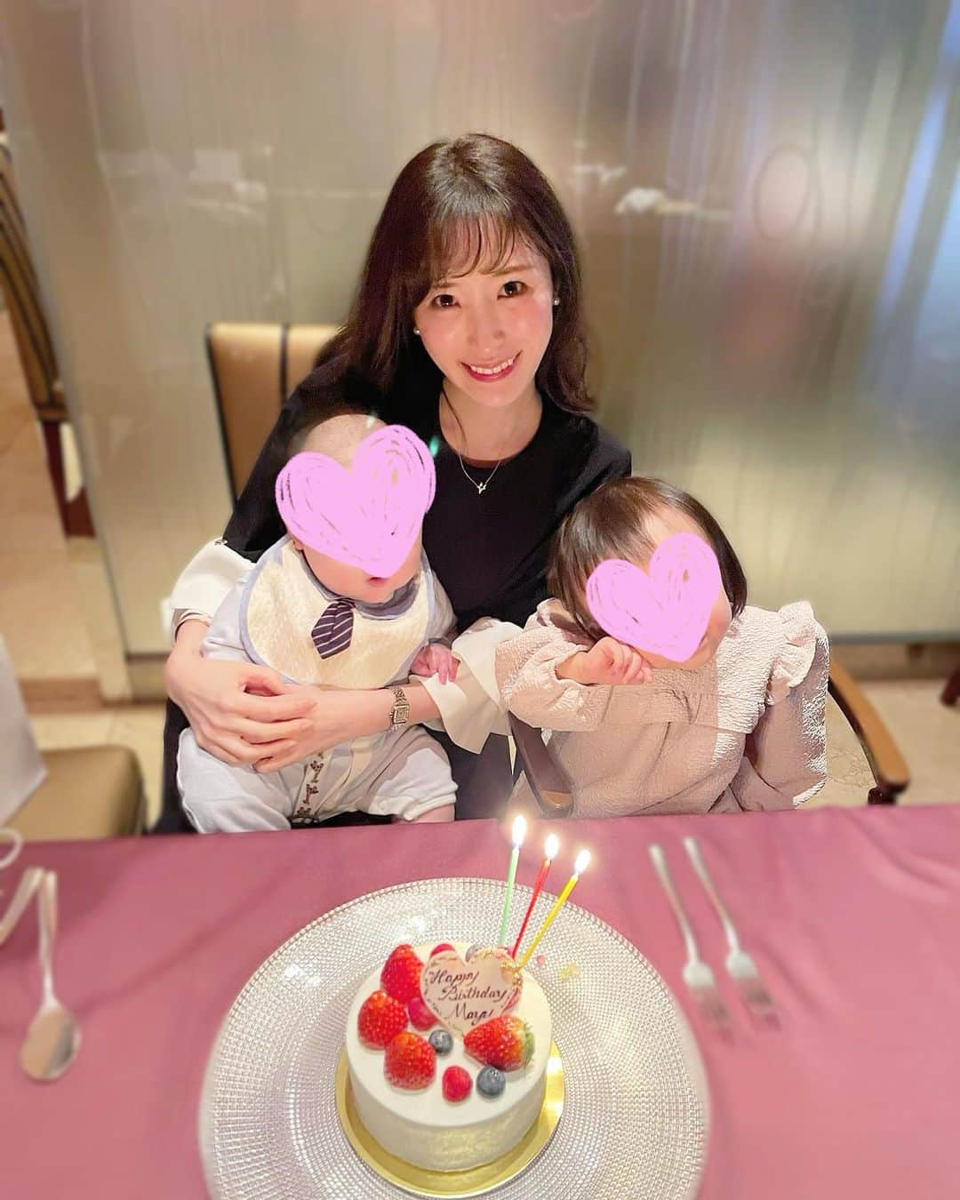 小林真由のインスタグラム：「先日31歳になりました🎂　　﻿ ﻿ 元気いっぱいの家族と迎えられたことが何より有り難くて🙏 娘からも何度もおめでとうを言ってもらえて嬉しかった!﻿ ﻿ この1年は自由に出かけられなかったり 家族としか過ごさなかった不思議な時間だったけど、 お陰で学んだこともたくさん。 健康の有り難みを身に染みて感じた30歳だった🙏﻿ 　﻿ 年々自分のことを見つめることが減ってしまって どんな時間も子供優先になってきているので 今年はもう少し自分の健康も考えないと..🥲 とそれが今年の課題です🌸﻿ ﻿ ﻿ なかなか大好きな人達に会えないのは辛いけど みんなにメッセージをもらってそれだけで幸せでした🙏﻿ ありがとう♡ ﻿ これからもよろしくお願いします🥺💕﻿ ﻿ ﻿ ﻿  #誕生日 #バースデー #ママライフ #birthday #0307」
