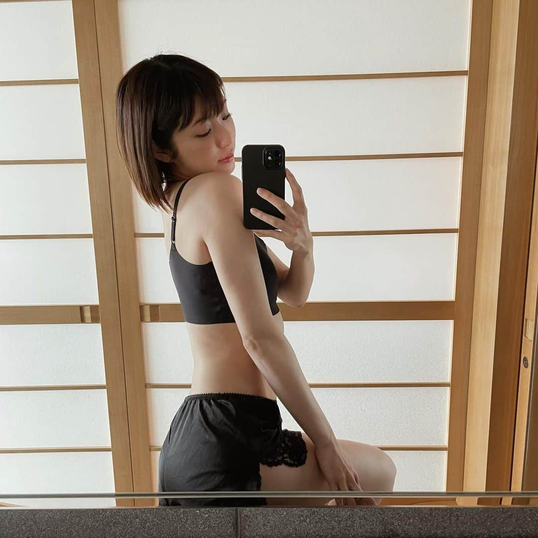 izu（出岡美咲）さんのインスタグラム写真 - (izu（出岡美咲）Instagram)「'はぁ"　より 'ふぅ"　がいい  '嫌い"　より '好きじゃない"　がいい  '疲れた"　より '頑張った"　がいいし  'めんどくさい"　より 'すこし大変"　が　なんだかいい。  すこし　すこしで 柔らかくなるから ことばって楽しい。  #izugoto #言葉の力 #ことば #言葉」3月9日 19時17分 - izu_stagram