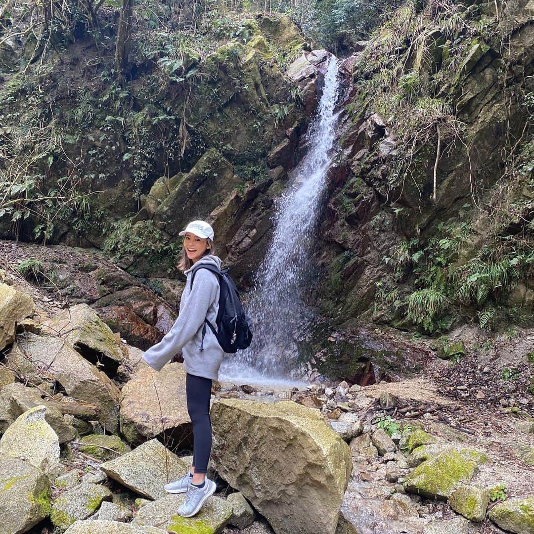Risako Yamamotoさんのインスタグラム写真 - (Risako YamamotoInstagram)「久しぶりのハイキング⛰🥾 初めての葛城山は、山道の中に聳え立つ森林や滝もあり、たくさん自然の空気を吸って浄化できました🌲  山頂は愛の不時着を思い出させるような草原も楽しかったポイント🧏🏽‍♀️笑  #葛城山 #葛城山登山 #ハイキング #hiking #climbing」3月9日 19時34分 - risako_yamamoto